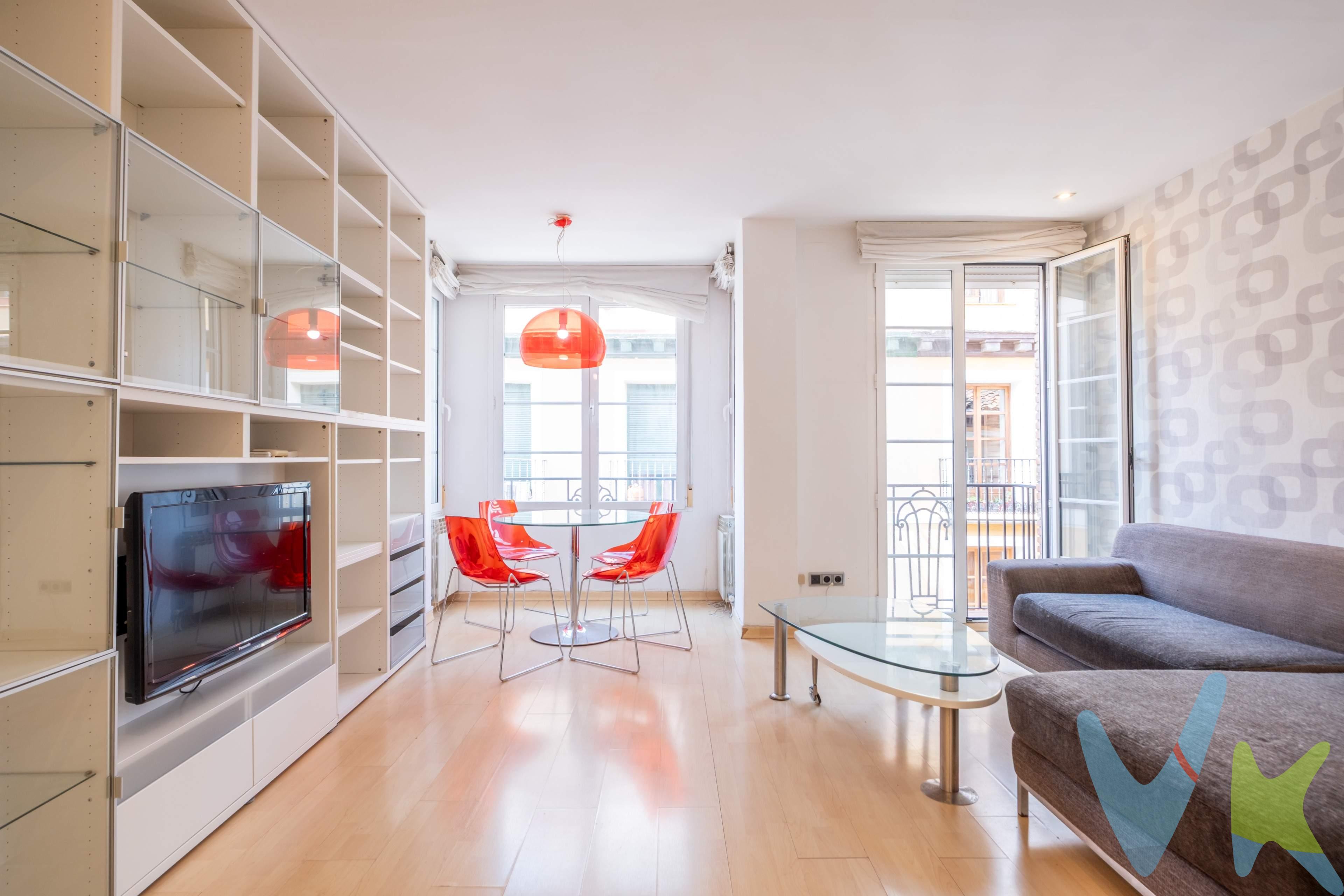 Este piso reformado en la calle Candalija rompe las reglas. Aquí no tienes que elegir entre ubicación, comodidad y luz. Lo tienes todo. El equilibrio perfecto entre encanto histórico y confort moderno. Ubicada en una tercera planta, esta vivienda ha sido completamente renovada con un objetivo claro: exprimir cada rayo de sol y maximizar el bienestar diario. Un salón-comedor inundado de luz: El verdadero pulmón de la casa. Un espacio luminoso y acogedor que conecta directamente con un balcón a una calle peatonal con encanto. Es el rincón perfecto para disfrutar del café de la mañana sintiendo el pulso de la ciudad, pero con la tranquilidad de una zona sin coches. 2 dormitorios inteligentes: Olvídate de los quebraderos de cabeza midiendo habitaciones. Cuenta con armarios a medida de gran capacidad que optimizan el espacio al milímetro, garantizando un almacenamiento estético y funcional. 1 baño contemporáneo: Reformado con un estilo actual, limpio y optimizado para el día a día. Un edificio adaptado que cuida de tu futuro. En el centro de la ciudad, el valor no solo está de puertas hacia dentro. El mayor dolor de cabeza del Casco Histórico aquí ya está resuelto: el edificio cuenta con un portal reformado y un ascensor a cota cero. Olvídate de los escalones incómodos. Esta accesibilidad total es un lujo en la zona, ideal tanto para tu comodidad absoluta (maletas, compras, cochecitos) como para asegurar la revalorización de tu inversión. ¿Tu próximo hogar o una inversión infalible?. Si buscas comprar un piso en Zaragoza para entrar a vivir sin meterte en obras, o si eres un inversor que busca un activo de alta demanda y rentabilidad premium, la ubicación es imbatible. Tienes la cultura, la gastronomía y el comercio local a la vuelta de la esquina. Los inmuebles listos para disfrutar y con ascensor junto a la Calle Alfonso son un bien escaso. No dejes que se te adelante nadie. Contacta hoy mismo y ven a visitarlo. *** Gastos e impuestos no incluidos. A título orientativo, en segundas transmisiones, el comprador abonará: Impuesto sobre Transmisiones Patrimoniales (ITP), tipo general en Aragón al 8% (*). Base de cálculo: mayor valor entre precio de compraventa o valor de referencia catastral. Gastos de Notaría y Registro: Aranceles variables según precio, número de copias y complejidad; cálculo según tarifas normativas. Si se precisa hipoteca: Tasación, condiciones y costes bancarios según entidad elegida por el comprador; así como gastos de gestoría y cualesquiera otros inherentes a la compraventa. No se incluyen otros gastos o tributos que puedan por Ley corresponder al comprador. Operación sujeta a doble mediación. Existen honorarios a cargo del comprador, salvo pacto en contrario, no incluidos en PVP. El consumidor conforme a la normativa vigente podrá solicitar información y documentación adicional relativa al inmueble, sus características, condiciones de la operación y del servicio de mediación en la oficina y/o a través de nuestro teléfono de contacto o mail. La agencia actúa exclusivamente como intermediaria en la compraventa, cuyas condiciones, en todo caso, estarán sujetas a la aceptación expresa del vendedor del inmueble y posterior formalización del contrato. La información suministrada se corresponde con la disponible a la fecha de publicación, pudiendo variar en función de las circunstancias o actualizaciones legales, contractuales y fiscales. Anuncio de carácter meramente informativo. Para una información exhaustive sobre el funcionamiento, tipos impositivos y bonificaciones del ITP en Aragón, puede consultar el portal oficial de la Agencia Tributaria Autonómica. Tarifas notariales y registrales reguladas en el Anexo I del Real Decreto 1426/1989 y Anexo I del Real Decreto 1427/1989, respectivamente. Anuncio no vinculante, puede contener errores.