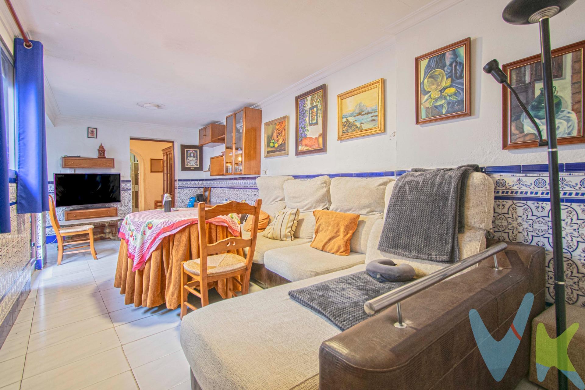 Vivienda en venta en Almensilla, con 240 m2 de superficie construida. Consta de: 4 dormitorios, 2 baños completos, lavadero, cocina independiente amueblada, dos salones, patio, trastero, azotea y parking. El suelo es de gres, las puertas son de madera, las ventanas de aluminio y tiene armarios empotrados en dos de las habitaciones y tres splist de aire acondicionado frío/calor. Se encuentra en buen estado de conservación. En la planta baja nos encontramos con uno de los dormitorios, dos salones, un baño, cocina, lavadero, patio de 10 m2, y la plaza de garaje. En la planta superior tenemos los tres dormitorios restantes, otro baño completo y azotea. Venga a visitarlo sin compromiso. Llámenos para más información. SE VENDE SIN AMUEBLAR. Informamos a nuestros clientes que el precio de venta no incluye lo siguiente: Honorarios de la agencia inmobiliaria, Impuestos (I.T.P., I.V.A. o A.J.D., en su caso) ni otros gastos de la compraventa (gastos de Registro de la Propiedad, Notaría, Gestoría ni de posible Financiación). Documento F.I.S. a disposición del consumidor según Decreto 218/2005 Junta de Andalucía.