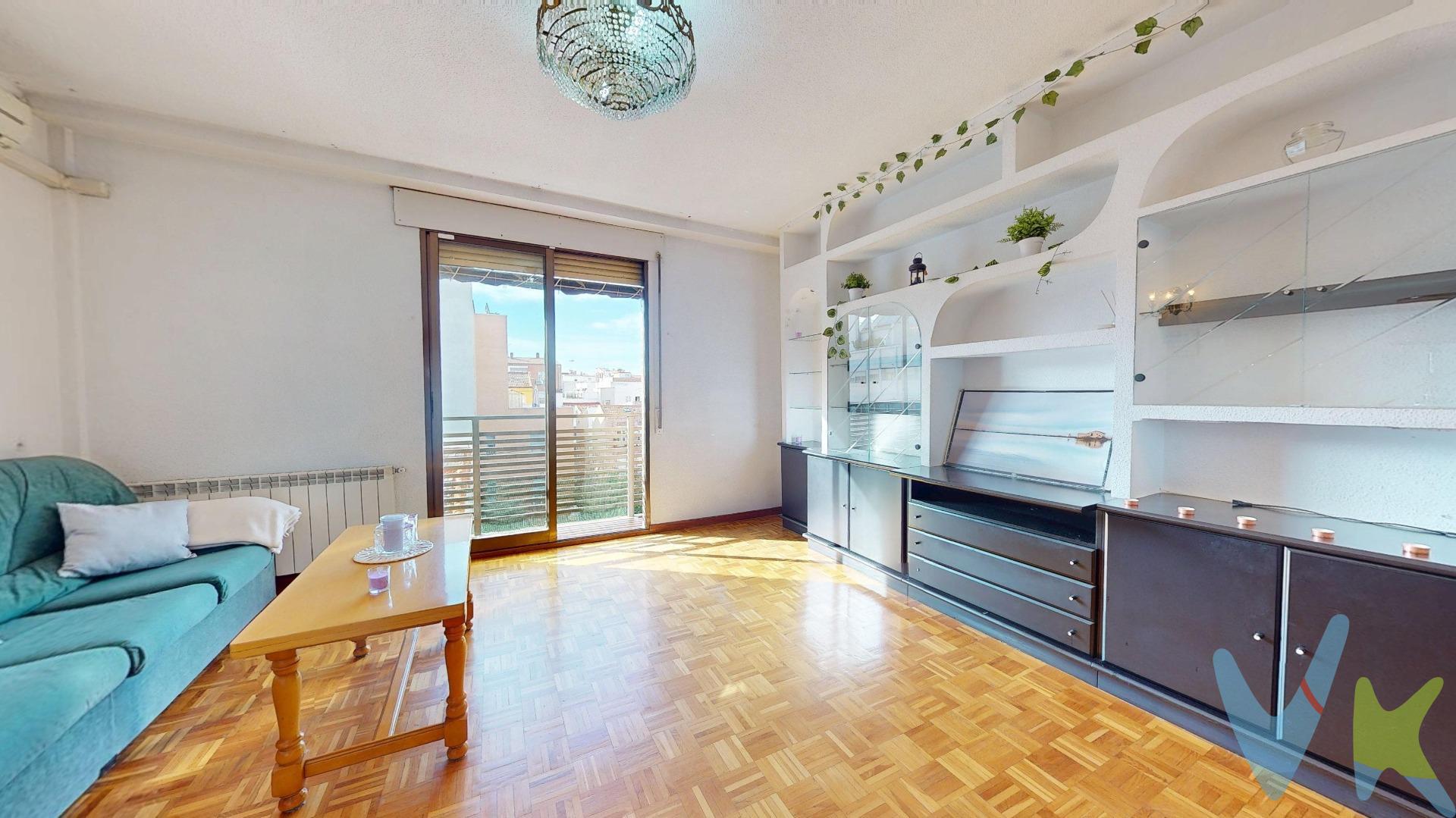 Presentamos este excelente piso ubicado en la zona de Numancia, Madrid. Con una superficie total construida de 92 m² y útil de 70 m², esta propiedad ofrece un gran potencial para personalizar a su gusto. Dispone de tres habitaciones; una doble y dos sencillas ideales para aprovechar el espacio según sus necesidades. Cuenta con un baño completo y se encuentra en estado 'para reformar', lo que brinda la oportunidad perfecta para crear el hogar soñado desde cero. Entre las comodidades adicionales destacan un trastero incluido en el precio así como tres amplias plazas de garaje que son altamente valoradas dentro del área urbana madrileña. Las terrazas ofrecen ese extra deseado donde poder disfrutar al aire libre o relajarse tras un largo día. Una como un pequeño balcón que da directamente a la calle, y otra cubierta que da a la calle trasera de la vivienda. El edificio cuenta con ascensor facilitando así los accesos a personas mayores o familias con carrito infantil, haciendo más cómoda cada entrada y salida del mismo. . No deje pasar esta increíble ocasión por solo 330.000€. No dude en contactarnos para realizar una visita. Te esperamos