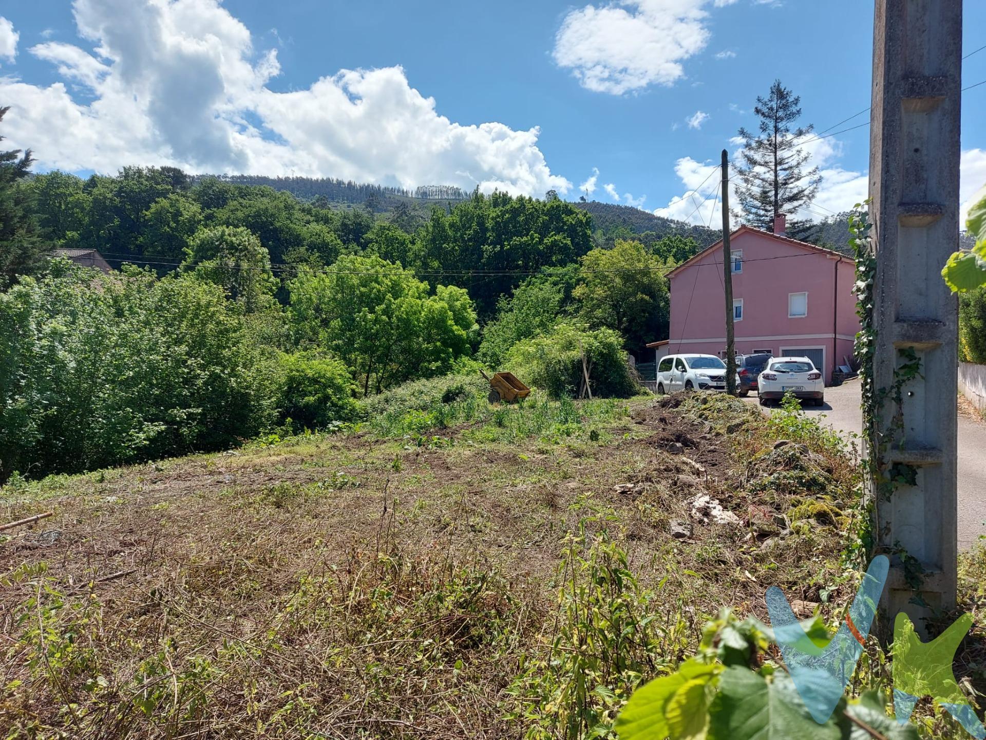 Parcela urbana de 957 m² en Santa María de Cayón. Excelente oportunidad para construir la vivienda unifamiliar con la que siempre has soñado. Se vende parcela urbana de 957 m², ubicada en un entorno tranquilo y privilegiado de Santa María de Cayón, ideal para quienes buscan calidad de vida rodeados de naturaleza sin renunciar a la cercanía de todos los servicios. La finca dispone de una superficie amplia y aprovechable, perfecta para la construcción de un chalet independiente con jardín, piscina o amplias zonas exteriores. Además, cuenta con todos los suministros a pie de finca (agua, electricidad y saneamiento), lo que facilita el inicio del proyecto de construcción. Su excelente ubicación combina la tranquilidad de un entorno residencial con buenas comunicaciones y proximidad a comercios, colegios y servicios, convirtiéndola en una opción ideal tanto como primera residencia como para disfrutar de una segunda vivienda. Los impuestos, gatos de notaría y registro no están incluidos en el precio.