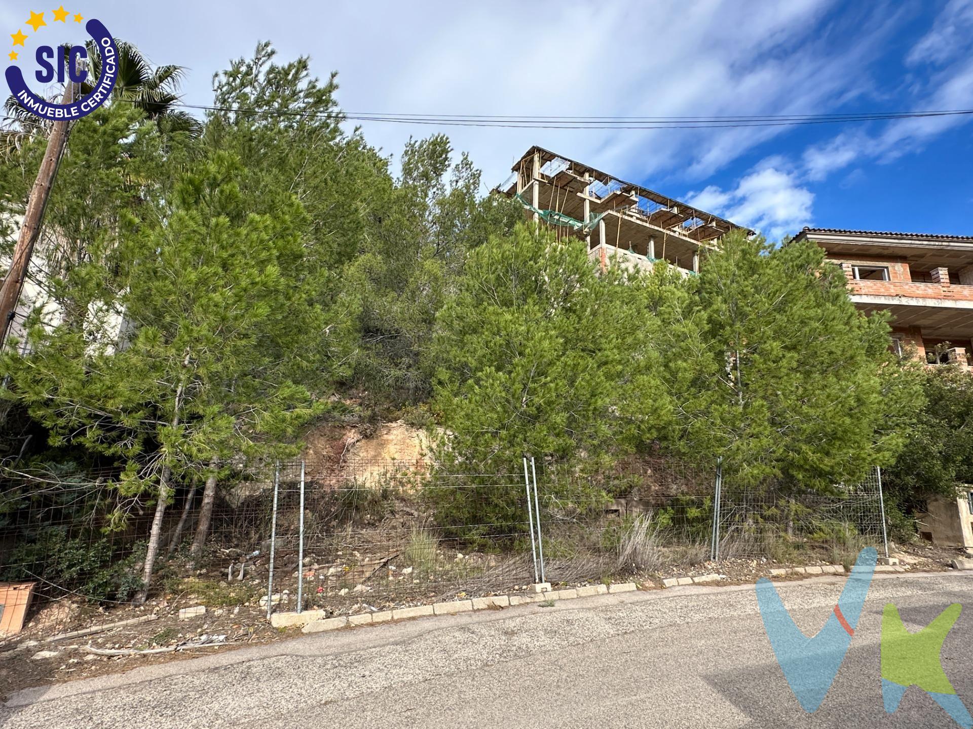 Venta de terreno urbano en Urbanización La Paz, Gilet - 608 m². ¡Oportunidad única! para construir la casa de tus sueños en la exclusiva Urbanización La Paz, en Gilet. Esta parcela de 608 m² te ofrece la posibilidad de edificar una vivienda unifamiliar aislada con una superficie construida de 188 m², distribuidos en dos plantas más garaje. Distribución propuesta según el Proyecto de Ejecución:. Planta Baja: Cocina, salón comedor con acceso a una amplia terraza con vistas a la montaña, un dormitorio y aseo con ducha. Planta Primera: Tres dormitorios, incluyendo un dormitorio principal con acceso a una bonita terraza con vistas, y dos baños completos. La urbanización dispone de todos los servicios disponibles: hornacinas de agua y luz a pie de parcela, red de alcantarillado garantizando confort y tranquilidad. En el precio se incluye el Proyecto de Ejecución original con fecha de visado 2003, aunque es necesario adaptarlo a la normativa actual. No pierdas la ocasión de vivir en una casa con jardín, vistas a la montaña en una población muy bien comunicada con Valencia. Contacta para más detalles. La descripción del presente inmueble e imágenes tienen mero carácter informativo y en ningún caso carácter contractual, pudiendo ser modificados por la inmobiliaria comercializadora sin que ello implique responsabilidad alguna frente a terceros. En el precio de venta a público, esta propiedad NO incluye los gastos de adquisición (Notario, registro, gestión, honorarios, etc…).