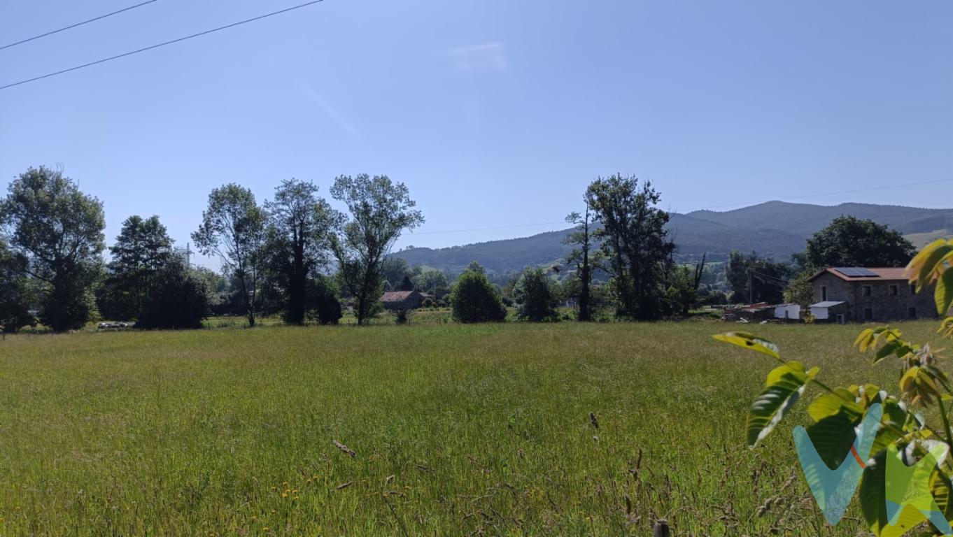 En venta finca en Vioño que promete ser una oportunidad única para inversores y particulares que buscan construir su hogar ideal. Este terreno edificable, con una superficie de 440 metros cuadrados, ofrece el espacio perfecto para desarrollar un proyecto residencial a medida, manteniendo un equilibrio ideal entre vida urbana y el encanto rural.Uno de los aspectos más destacados de esta finca es su inmejorable ubicación. La proximidad a una estación de tren facilita el acceso a las principales ciudades, ideal para quienes necesitan desplazarse por motivos de trabajo o desean disfrutar de la vida urbana sin renunciar a la tranquilidad que ofrece Vioño. El entorno que rodea esta parcela es una combinación perfecta de naturaleza y conveniencia. La amplitud de la finca permite soñar con un jardín privado, zonas verdes o incluso una piscina, convirtiendo el espacio en un oasis personal. Imaginad un hogar donde cada detalle estará diseñado a su gusto, en un ambiente que promueve el bienestar y el descanso.Características urbanísticas:- Parcela mínima: 1.500 m²- Ocupación máxima: 10%- Altura máxima permitida: 7 metros (hasta 2 plantas)Retranqueos:- 5 m a colindantes para otros usos- 5 m a colindantes para viviendas- 5 m desde los viales públicosAdemás, se deberá plantar 1 árbol por cada 50 m² de superficie de parcela, lo que garantiza un entorno natural y agradable.La seguridad y tranquilidad de la zona son otros atractivos. Vioño es conocido por su ambiente pacífico y comunidad amigable, lo cual es perfecto para familias, parejas o cualquiera que busque establecerse en un entorno seguro y acogedor. Esta comunidad es ideal para quienes valoran la serenidad y buscan un ritmo de vida relajado, sin prescindir de las comodidades modernas.Elegir este terreno es una inversión en calidad de vida y en un futuro prometedor. Animamos a todos los interesados a visitar la finca y dejarse conquistar por su belleza natural y sus ventajas incomparables.Este terreno singular está listo para convertirse en el lienzo de su próximo hogar. No pierda la oportunidad de ser parte de una comunidad en crecimiento y de disfrutar de todo lo que este encantador rincón tiene que ofrecer.Notaria, registro e impuestos no incluidos en el precio.