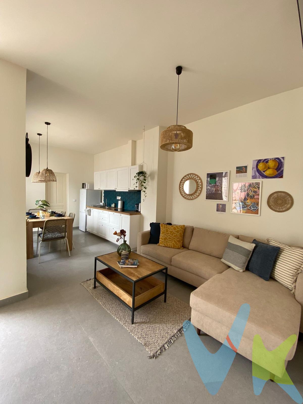OPORTUNIDAD ÚNICA EN LA PUNTA – VIVIENDA UNIFAMILIAR TOTALMENTE REFORMADA.  A escasos metros de la Ciudad de las Artes y las Ciencias – Entorno natural, tranquilidad asegurada. ¿Buscas un hogar en Valencia que combine la tranquilidad del campo con la cercanía al centro de la ciudad? ¡Esta es tu oportunidad!. Te presentamos esta espectacular vivienda unifamiliar completamente reformada, ubicada en La Punta, una zona con encanto rural, junto a una de las áreas más cotizadas de Valencia. ........................................ Por mandato expreso del propietario, comercializamos este inmueble en exclusiva, lo que le garantiza el acceso a toda la información, a un servicio de calidad, un trato fácil, sencillo y sin interferencias de terceros. Por este motivo, se ruega no molestar al propietario, a los ocupantes de la propiedad o a los vecinos. Muchas gracias por su comprensión. Si usted es agente inmobiliario y tiene un cliente para este inmueble, llámenos: estaremos encantados de colaborar. ✨ Características principales:. 🛏️ Dormitorios amplios, todos con baño en suite, diseñados para ofrecer privacidad y confort. 🌿 Gran patio privado, ideal para disfrutar al aire libre, reuniones familiares o zona chill-out. 🏡 Vivienda lista para entrar a vivir, con acabados modernos y todas las comodidades. 🌆 A tan solo unos minutos caminando de la Ciudad de las Ciencias, pero rodeado de campos y tranquilidad. * Doble opción de uso:. Tu nuevo hogar familiar: tranquilidad, espacio y ubicación privilegiada. Inversión con alta rentabilidad: ya preparada para alquiler por estancias, ideal para obtener ingresos desde el primer día. - No dejes pasar esta oportunidad de vivir o invertir en una de las zonas con mayor potencial de Valencia. ¡Contáctanos hoy mismo para más información o concertar una visita!