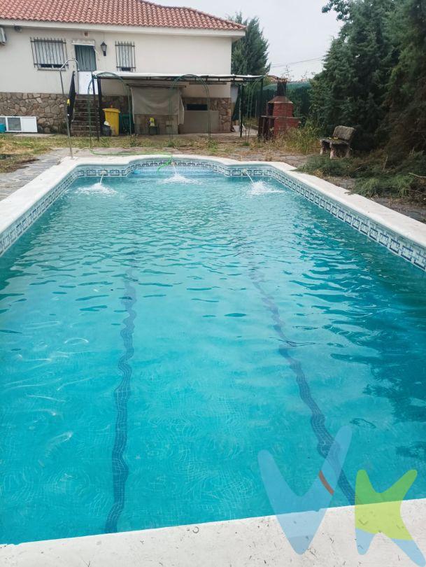 Llámanos si buscas tranquilidad y paz. Esta es la casa que estabas buscando. A 80 kilómetros de Madrid, en el Casar de Escalona.
Chalet independiente de 80m2, en parcela llana de 1005m2 con piscina y barbacoa.
La vivienda se encuentra en buen estado. Amueblada, con chimenea francesa y calefacción por bomba de calor. Tiene una piscina de 40 m2 y trastero independiente. 
Ventanas de aluminio con climalit, suelo de gres, puertas de madera de pino y paredes en gotelet. 
La vivienda es de una planta, con camara de aire debajo y se puede hacer una bodega. La fachada está en perfecto estado. 
IBI: 134€ anual
Basuras 35€ anual
Comunidad de propietarios: 72€ trimestral
Orientación: Entrada de la casa este y piscina al oeste.
Situación: A 2 kilómetros del pueblo del Casar de Escalona. Con todos los servicios imprescindibles: Colegios, guardería, farmacia, supermercado, centro de salud, etc. La urbanización cuenta con Piscina comunitaria, calles asfaltadas y todos los servicios necesarios para vivir de continuo.
Tenemos financiera. Llámanos y con tu nomina podrás tener la hipoteca para vivir en esta magnifica casa.
Honorarios de intermediación inmobiliaria no incluidos en el precio.
Información válida salvo error tipográfico.