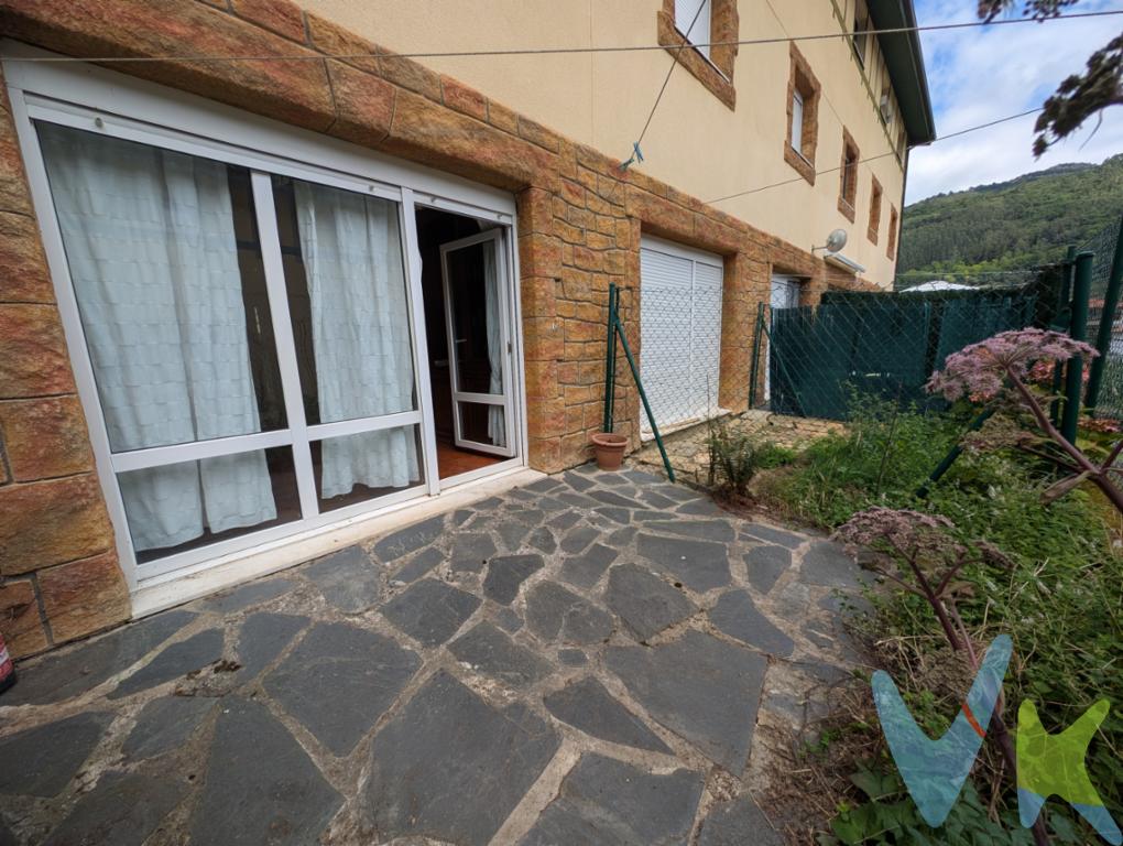 Chalet adosado en Arredondo con gran potencialEstupenda oportunidad en Arredondo. Chalet adosado con 4 habitaciones, 2 baños completos y 1 aseo, ideal para familias que buscan espacio y tranquilidad.La vivienda dispone de dos terrazas, perfectas para disfrutar del aire libre. Necesita pintura, lo que la convierte en una excelente opción para personalizarla y adaptarla a tu estilo.Situada en una zona tranquila, rodeada de naturaleza y a pocos minutos del centro del pueblo, con buen acceso por carretera.💰 Precio muy competitivo. Ideal como vivienda habitual o inversión.