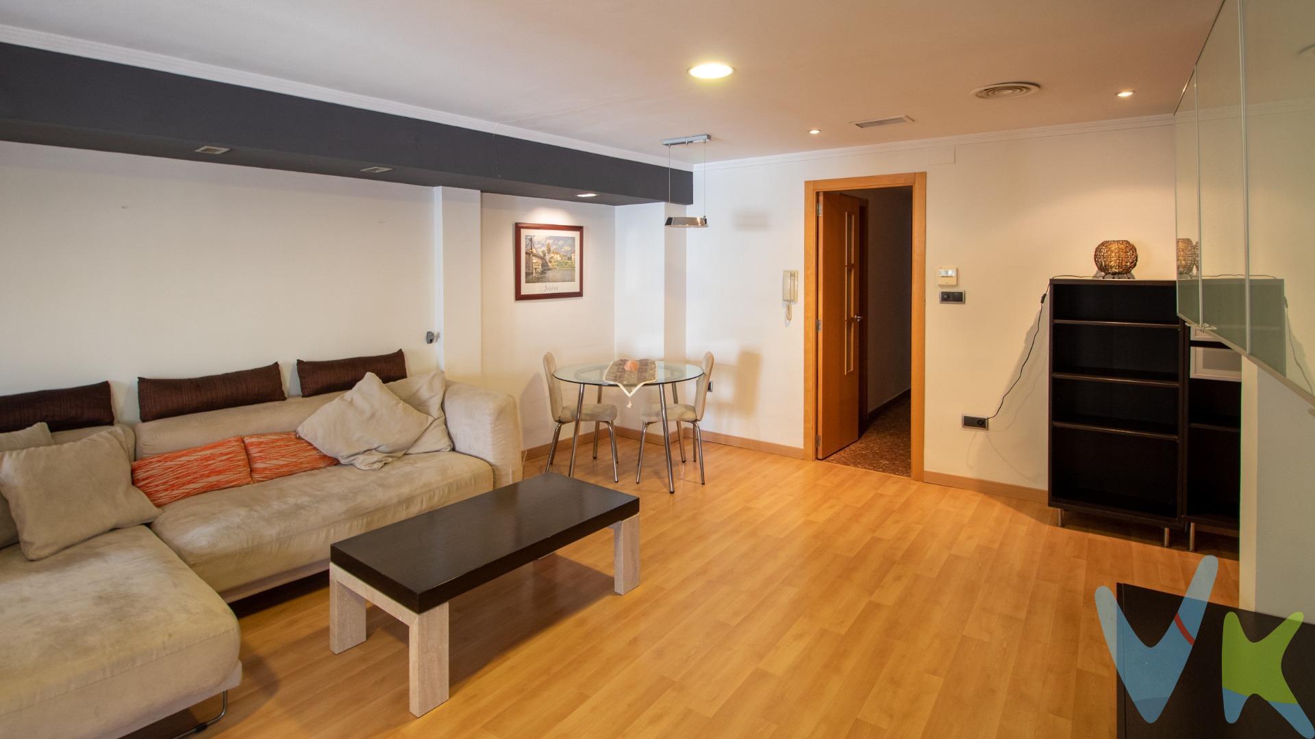 Presentamos este exclusivo ático en la zona de La Vila, en Alzira, con una superficie de 95 m² que combina confort, estilo y una ubicación privilegiada. La propiedad, en buen estado, cuenta con grandes ventanales para aprovechar al máximo la luz natural, y cuenta con una distribución ideal para familias o parejas que buscan un hogar acogedor y funcional. Distribución y Características:. - Habitaciones: Una habitación doble y dos habitaciones sencillas, todas con armarios empotrados, que ofrecen espacio de almacenamiento optimizado. Baño: Un baño completo, moderno y bien equipado. - Cocina: Totalmente equipada, con carpintería interior de madera que le añade un toque cálido y acogedor. - Suelos: Combinación de gres y parquet, que aporta una fusión equilibrada entre elegancia y practicidad. - Carpintería exterior: Ventanas de aluminio con climalit, garantizando un excelente aislamiento térmico y acústico. Extras que marcan la diferencia:. Aire acondicionado centralizado para tu confort en cualquier época del año. Terraza privada con barbacoa, ideal para disfrutar de reuniones al aire libre y vistas despejadas de la Vila. Chimenea eléctrica, que añade un toque cálido y tradicional al salón, pero con toda la seguridad y la limpieza que aporta este elemento. Videoportero y puerta blindada, que refuerzan la seguridad del hogar. Ascensor de fácil acceso desde cuota cero. Ubicación:. Este ático se sitúa en una zona céntrica y privilegiada, rodeada de todos los servicios esenciales: supermercados, centros comerciales, colegios, cercano a la universidad, hospitales y centros médicos. Además, está muy bien comunicado mediante transporte público, con acceso a autobuses y trenes cercanos, y disfruta de zonas verdes y parques infantiles en la proximidades, perfectos para las familias. Si buscas un ático luminoso, con todas las comodidades y en una ubicación inmejorable, esta propiedad es ideal para ti. El inmueble se encuentra certificado con el sello de ASICVAL el único sello de garantía del sector que asegura a los consumidores que las propiedades comercializadas cuentan con toda la información y documentación exigida por la normativa actual . Si estás interesado-@ llámanos. Teléfono 96 172 45 35. www.grupo-vive.com. oficinavivealzira@gmail.com