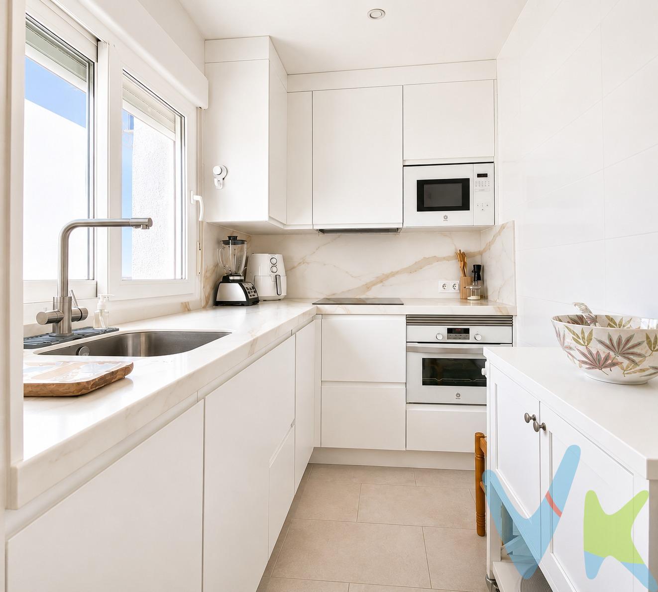 OD1255 -Si buscas espacio, comodidad y una ubicación perfecta para disfrutar de la costa gaditana, este dúplex en Barbate puede ser justo lo que necesitas. La vivienda se distribuye en dos plantas y cuenta con 3 dormitorios, uno de ellos en la planta principal, ideal para quienes prefieren evitar escaleras en el día a día. Además, dispone de 2 baños completos, ofreciendo comodidad para toda la familia. Ubicado en una segunda planta, se encuentra a pocos minutos de algunos de los rincones más especiales de la zona, como Trafalgar, El Palmar y Caños de Meca, donde podrás disfrutar de playas, naturaleza y puestas de sol únicas. Una vivienda amplia, práctica y bien situada, perfecta tanto para vivir todo el año como para disfrutar de escapadas junto al mar. Porque no solo compras una vivienda. También eliges una forma de vivir la Costa de la Luz. En cumplimiento de las obligaciones de información previstas en la Ley 10/2025, de 28 de diciembre, de servicios de atención a la clientela y transparencia, así como en la normativa sectorial vigente, el precio indicado no incluye los gastos e impuestos inherentes a la adquisición, los cuales se desglosan estimados o con posibilidad de calcularlos a continuación: . •	Impuesto de Transmisiones Patrimoniales (ITP): Se aplicará el tipo impositivo vigente en Andalucía (generalmente el 7%, sin perjuicio de tipos reducidos del 6%. 3,5%, etc.. aplicables según las circunstancias personales del comprador o las características del inmueble. Para el cálculo del impuesto la base imponible se obtendrá utilizando el mayor valor entre el precio de compra, la tasación, y el valor de referencia catastral. Puede consultar su situación personal en el portal oficial de la Agencia Tributaria de la Junta de Andalucía. •	Gastos de Notaría: La minuta se calculará según al arancel notarial oficial, Anexo I, del Real Decreto 1426/1989, de 17 de noviembre. •	Gastos de Registro de la Propiedad: La inscripción se facturará según el arancel oficial, ANEXO I, del Real Decreto 1427/1989, de 17 de noviembre. •	Gastos de Gestión por la tramitación administrativa, liquidación de impuestos e inscripción registral ascienden de forma estimativa a 363 € aprox. IVA incluido, aunque depende de cada caso, y su dificultad.	. •	La Agencia Inmobiliaria efectúa una labor de intermediación, y las condiciones finales de la compraventa quedan sujetas a la aceptación expresa de la parte vendedora y a la posterior formalización del contrato. En caso de adquirir el Inmueble, los honorarios a abonar a la Agencia Inmobiliaria serán del 3% del precio de venta + 21% de IVA. •	En caso de necesitar financiación para la operación, la obtención de la misma es ajena a la Agencia Inmobiliaria, y las condiciones y costes de la operación de financiación deberán ser solicitados a la entidad bancaria. •	El consumidor dispone de información y documentación adicional relativa al inmueble, que podrán ser solicitadas a la Agencia Inmobiliaria.