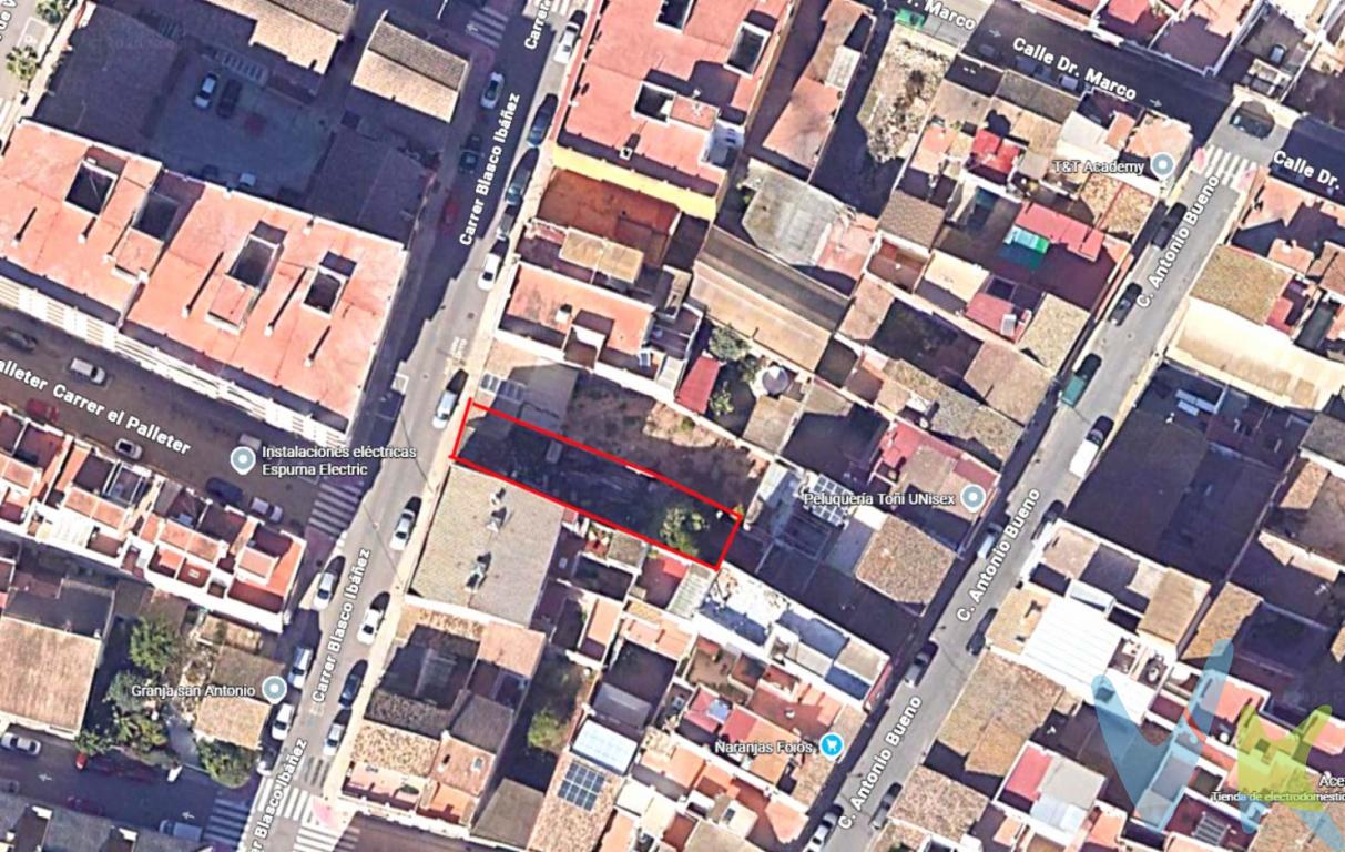  **Encantadora parcela en Venta en el Corazón de Foios**Presentamos una ocasión única de adquirir una parcela  en el pintoresco municipio de Foios. Situada en una ubicación privilegiada, l. Además, su cercanía a la estación de metro facilita el acceso a las principales zonas de la ciudad, haciendo del transporte público una opción rápida y eficiente para desplazarse. Esta característica es ideal para quienes deseen disfrutar de la tranquilidad de Foios sin renunciar a las comodidades urbanas.Foios es un municipio que combina a la perfección el ambiente tradicional de un pueblo valenciano con las comodidades contemporáneas, ofreciendo una alta calidad de vida. La ubicación de la finca permite disfrutar tanto de los servicios locales, como supermercados, centros educativos y restaurantes, como de la cercanía a la naturaleza. Estas características hacen de Foios un lugar deseable para establecer una residencia o una segunda vivienda.El clima de la región, conocido por ser especialmente agradable durante todo el año, convierte a esta finca en un lugar ideal para disfrutar del exterior, aprovechando cada rincón de su extensión. Un paseo por los alrededores permitirá apreciar la belleza natural que rodea la propiedad, así como descubrir la rica oferta de actividades culturales y de ocio que ofrece el entorno.Le invitamos a visitar esta propiedad y a dejarse seducir por sus posibilidades. No pierda la oportunidad de descubrir todos los detalles que hacen a esta finca una opción sobresaliente. Contáctenos para concertar una visita; será un placer atenderle y mostrarle todo lo que este inmueble tiene para ofrecerle. Su futuro hogar le espera en Foios, un lugar donde la historia y el confort contemporáneo se unen armoniosamente para crear un espacio excepcional. 