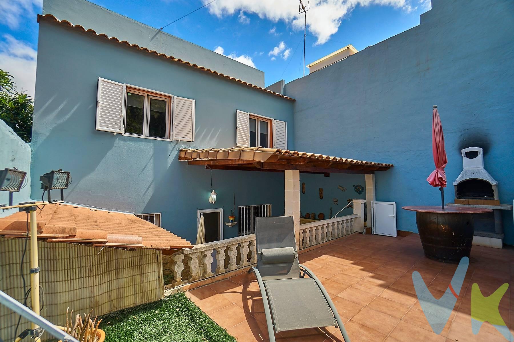 Presentamos esta excelente vivienda adosada, construida con materiales de gran calidad y diseñada para ofrecer amplitud, confort y funcionalidad en cada uno de sus espacios. En la planta a nivel de calle dispone de un espectacular garaje con capacidad para cuatro vehículos, además de espacio para motos, bicicletas o zona de trabajo. En esta misma planta encontramos un cuarto de almacenamiento y un baño completo. Accedemos a la vivienda principal mediante una cómoda escalera de un solo tramo que conduce a una agradable terraza orientada al norte. Desde ella se entra a un amplio y luminoso salón, presidido por un gran ventanal que aporta abundante luz natural y conecta perfectamente el interior con el exterior. La planta principal se completa con un baño y una moderna cocina con isla central. Desde la cocina se accede a una amplia terraza trasera orientada al sur, ideal para disfrutar durante todo el año, con zona de barbacoa, comedor al aire libre, espacios para tomar el sol y un práctico cuarto de lavado. La planta superior se comunica mediante una amplia escalera de caracol que desemboca en un segundo salón, un espacio versátil que puede destinarse a sala de estar, despacho o convertirse fácilmente en un cuarto dormitorio. Desde este salón se accede a un balcón con bonitas vistas al Valle de Marzagán. Esta planta cuenta además con tres amplios dormitorios con armarios empotrados, un baño completo y un práctico vestidor. La vivienda destaca por sus excelentes acabados, la calidad de sus materiales y una distribución pensada para aprovechar al máximo cada espacio. Su ubicación es otro de sus grandes atractivos, ya que se encuentra a tan solo 10 minutos de la Universidad de Las Palmas de Gran Canaria, de Las Palmas de Gran Canaria y de varias de las principales playas de la isla, combinando la tranquilidad de una zona residencial con una magnífica conexión a todos los servicios. Una oportunidad ideal para quienes buscan una vivienda amplia, cómoda y lista para entrar a vivir en una de las zonas mejor comunicadas del entorno de Marzagán.