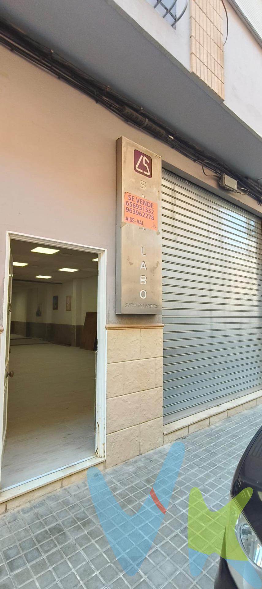 Gran oportunidad de inversión. Se vende amplio bajo de 442 metros cuadrados, con salida de humos, lo que lo convierte en una opción perfecta para restauración (bar, cafetería o restaurante). El inmueble destaca por su gran superficie y versatilidad, siendo también ideal para desarrollar un local comercial, oficinas, o incluso habilitarlo como plazas de garaje. Su espacio permite una distribución flexible, adaptándose a distintos proyectos empresariales o de inversión con alta rentabilidad potencial. Características principales:. Superficie: 442 m². Salida de humos (apto para hostelería). Espacio amplio y adaptable. Posibilidad de varios usos: restauración, comercial, oficinas o garaje. Buena accesibilidad. Una excelente oportunidad tanto para emprendedores como inversores que buscan un espacio con grandes posibilidades. Nota: Agencia Registrada con el Nº 1395 en el Registro Obligatorio de Agentes Inmobiliarios de la Comunitat Valenciana, consultable en la web de la Generalitat Valenciana. La oferta está sujeta a cambios de precio o retirada del mercado sin previo aviso. La información contenida en el presente anuncio se facilita a título meramente informativo y no contractual, los datos, descripciones, superficies, imágenes y cualquier otro contenido del mismo pueden estar sujetos a errores u omisiones al ser facilitados por terceros. El precio de venta publicado no incluye los honorarios de intermediación inmobiliaria, ni los impuestos legalmente aplicables (IVA o ITP), ni los gastos derivados de la compraventa, tales como notaría, registro y gestoría, ni aquellos derivados de la financiación, en caso de existir. Por mandato expreso del propietario, este inmueble se comercializa en régimen de exclusiva, garantizando al interesado un acceso completo a la información y una gestión profesional, transparente y sin interferencias de terceros. Se ruega no molestar al propietario, a los ocupantes del inmueble ni a los vecinos. Agentes inmobiliarios con cliente interesado pueden contactar con la agencia para colaborar. Nuestro departamento financiero puede conseguir tu financiación. ¡Consúltanos!