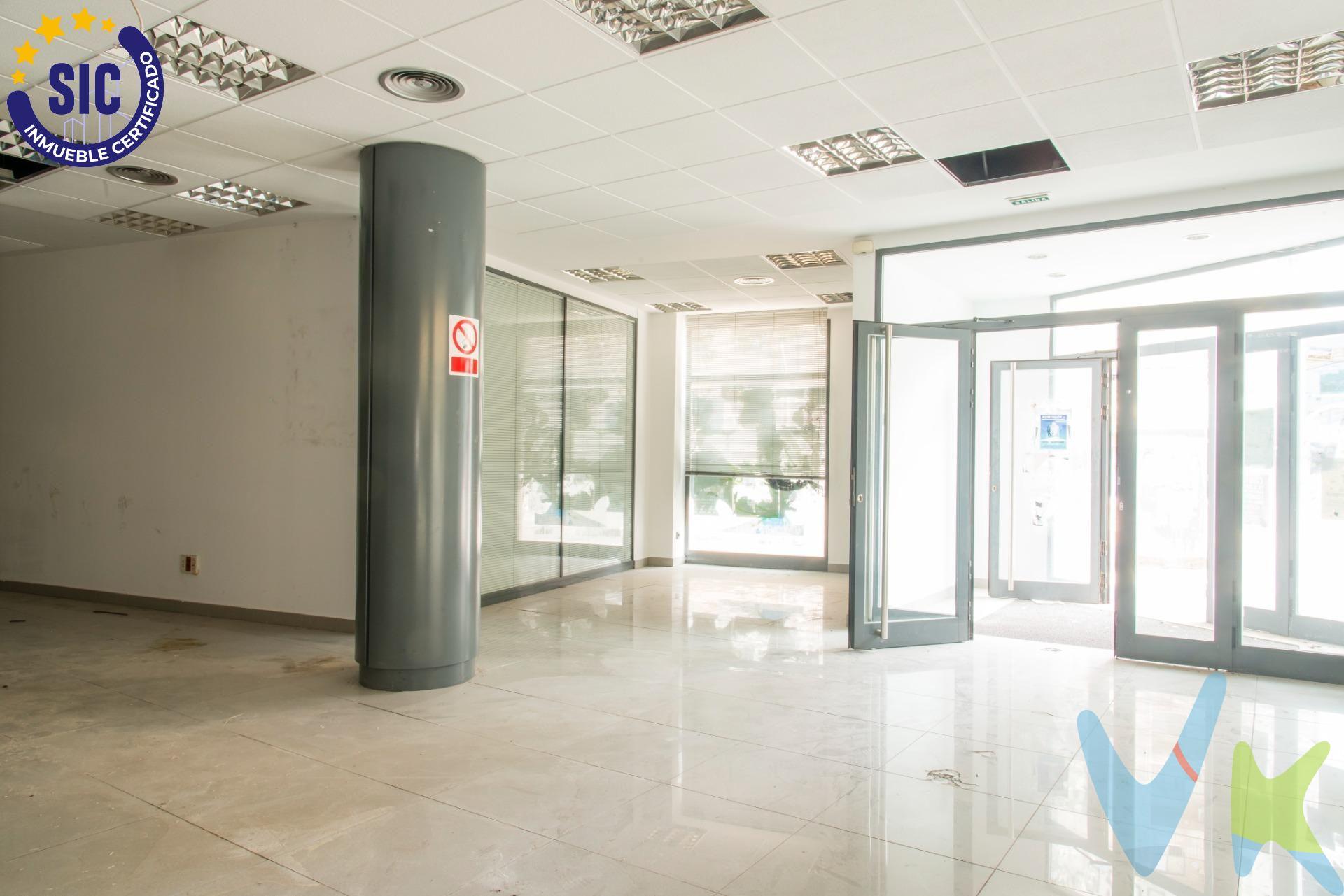 ¿Buscas un local versátil, bien ubicado y listo para arrancar tu negocio? Este amplio local comercial de 450 m² útiles es tu mejor opción. Distribuido en tres espacios independientes, cada uno con su propia entrada, se adapta perfectamente a cualquier actividad comercial. ✔ Antigua oficina bancaria totalmente equipada, con cristal de seguridad. ✔ Cafetería con acceso directo desde Paseo Morella: ideal para atraer tráfico peatonal y vehicular. ✔ Espacio diáfano con entrada por calle Zorita: perfecto para almacén, showroom o sala polivalente. Su ubicación privilegiada, gran altura interior y posibilidad de adecuación lo convierten en una inversión inteligente para empresarios exigentes. 📍 Ya sea para montar oficinas, comercio, hostelería o dividir y rentabilizar por partes, este local se adapta a ti. 💬 ¡Ven a visitarlo y descubre todo su potencial! Te encantará. Este inmueble es en exclusiva, con lo que le facilitamos cualquier información sobre la vivienda. Por este motivo, solicitamos no molesten al propietario, ocupantes de la propiedad, vecinos o conserje de la comunidad. En todos los casos los precios expuestos son más impuestos y gastos derivados de la transmisión del inmueble. . 