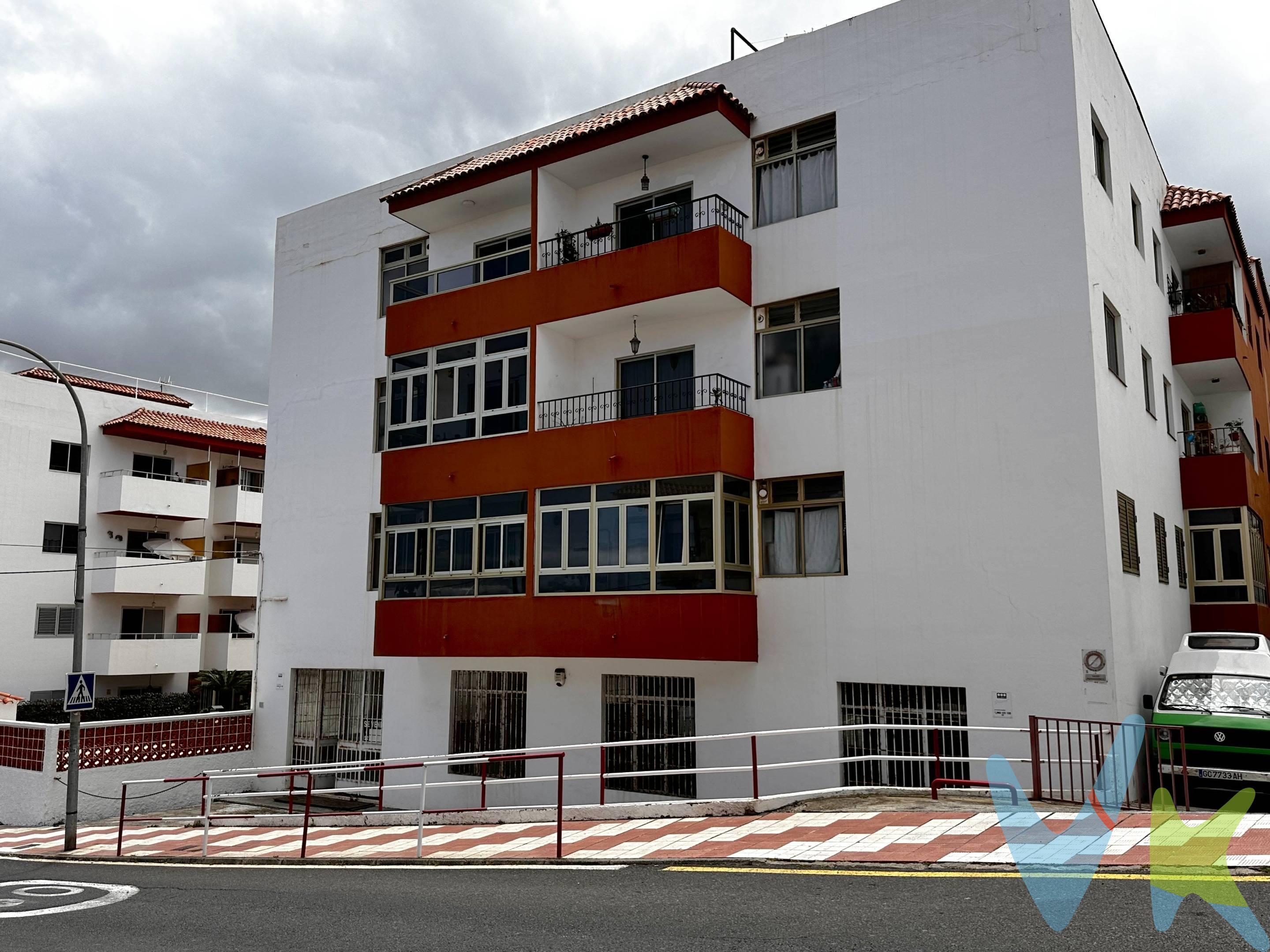 ¡Gran oportunidad de inversión en Los Realejos, Tenerife!. Se vende espacioso local diáfano de más de 300 metros cuadrados, ideal para nuevos emprendedores. Perfecto para actividades como gimnasio, supermercado, academia o showroom. Ubicado muy próximo a centros comerciales, con excelente acceso y vado. ¡No dejes pasar esta inversión única! Contáctanos para más detalles y visitas.