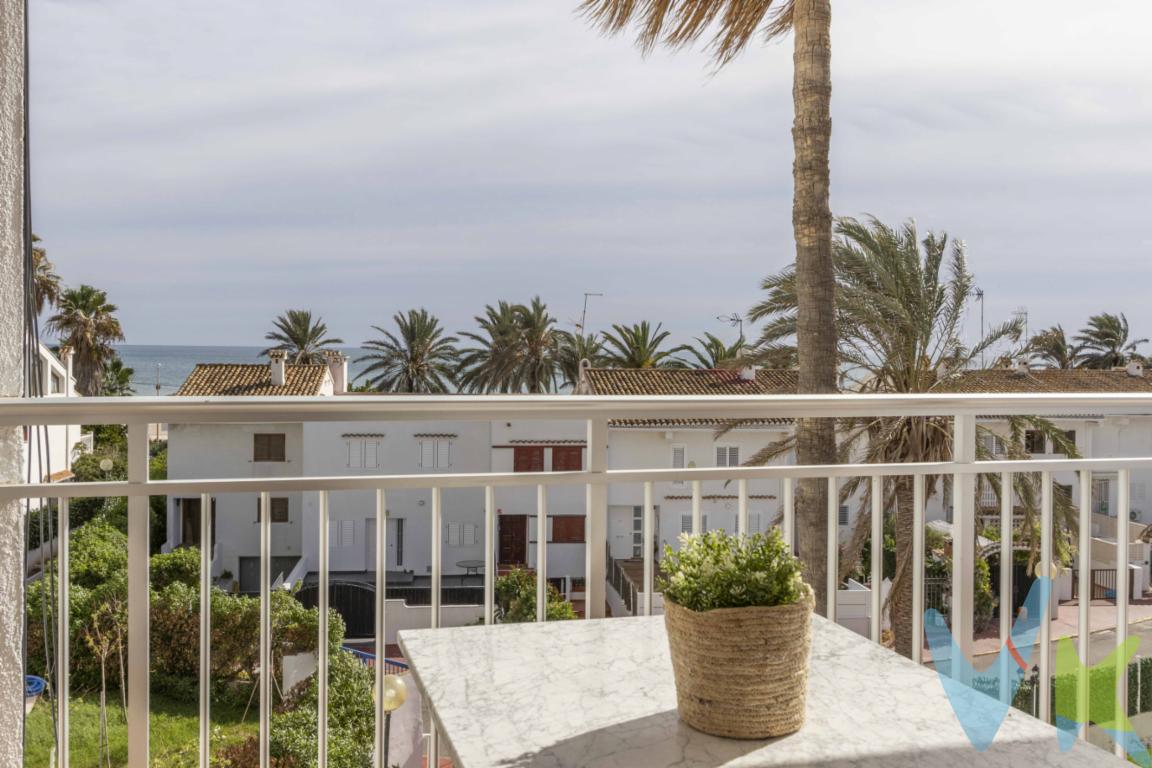 ¿Buscas una residencia en la playa que combine elegancia moderna, comodidades y vistas al mar?Este encantador apartamento en venta en Playa Puig ofrece una experiencia de vida cómoda y elegante en un entorno costero pintoresco. Con una superficie de 105m², este espacioso apartamento está inteligentemente distribuido para ofrecer un ambiente acogedor y funcional.Al entrar, te recibirá un luminoso salón comedor con una moderna cocina americana, creando un espacio de estar abierto y social. La cocina está equipada con electrodomésticos modernos. Desde el salón, puedes acceder a un balcón privado que ofrece vistas impresionantes al mar. Este espacio al aire libre es perfecto para disfrutar del desayuno al amanecer o de cenas románticas con vista al mar, ya que tiene espacio suficiente para una mesa y sillas.El apartamento en venta cuenta con tres acogedoras habitaciones, una de las cuales es una suite principal con su propio baño privado. Además de la suite, hay otras dos habitaciones bien iluminadas y ventiladas que comparten un elegante baño familiar. Todas las habitaciones están diseñadas con atención al detalle y ofrecen suficiente espacio para el almacenamiento.Lo más destacado de esta vivienda en venta es su ubicación privilegiada, que ofrece comodidades adicionales para los residentes. A tan solo unos minutos andando de la playa, se encuentra ubicado en Play Puig, complejo que cuenta con piscinas, zonas comunes, áreas deportivas e infantiles, club social.. Para mayor conveniencia, este apartamento en venta también incluye una plaza de garaje, proporcionando un espacio seguro y protegido para tu vehículo.En resumen, este apartamento en Playa Puig ofrece no solo un hogar cómodo y moderno, sino también una experiencia de vida costera lujosa y conveniente. Con sus amplios espacios, vistas al mar y comodidades adicionales, este apartamento en venta es una oportunidad única para disfrutar de la vida en la costa mediterránea en su máxima expresión. No lo dudes, ¡solicita tu visita!