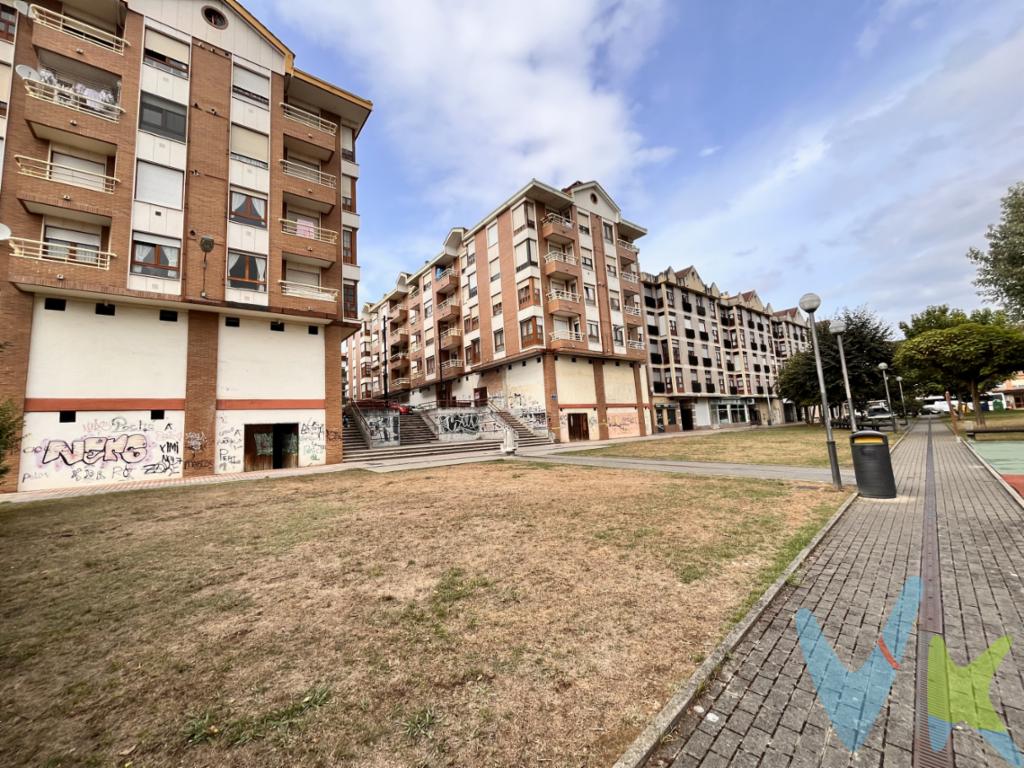 Ponemos a la venta este magnífico local de 225 m2 construidos en una sola planta con fachada a parque en la población de El Berrón, en Siero.Se encuentra ubicado en un edificio del año 1994 y está en bruto para que puedas instalar sin limitaciones el negocio que quieras.Tiene una fachada principal de unos 13 m2 con acceso desde un parque y posibilidad de luces en todo el lateral del local, por lo que abre el abanico de opciones a multitud de actividades.¿Necesitas más información? Contáctanos y te informaremos.El precio no incluye el 8 % del Impuesto de Transmisiones Patrimoniales ni los gastos de Notaría y Registro. 