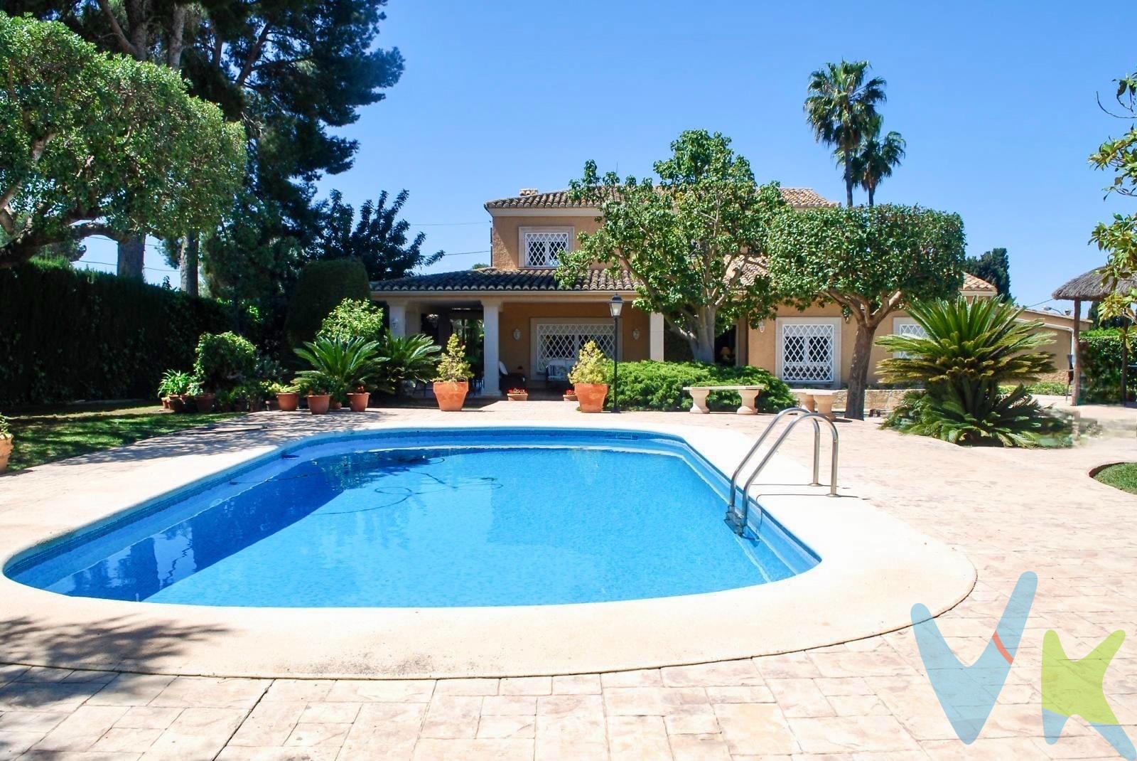 Le presentamos esta magnifica  villa independiente situada en la urbanización Montesano, en San Antonio de Benagéber, un entorno residencial consolidado que combina privacidad, serenidad y una excelente conexión con Valencia. La propiedad, con 444 m² construidos sobre una magnífica parcela de 2.400 m², destaca por su generosa amplitud y por el cuidado equilibrio entre elegancia, funcionalidad y calidad de vida. Rodeada de un jardín consolidado y exquisitamente mantenido, la vivienda invita a disfrutar de un ambiente natural y relajado durante todo el año. La piscina privada se integra con armonía en el conjunto exterior, mientras que el paellero cerrado ofrece un espacio acogedor y versátil, ideal para reuniones y celebraciones en cualquier estación. Distribuida en dos cómodas plantas, la casa dispone de seis dormitorios y tres baños completos, proporcionando espacios amplios y luminosos que se adaptan con facilidad a las necesidades de cada familia. La cocina , práctica y bien organizada, se complementa con un elegante salón-comedor de generosas dimensiones, que se abre a una agradable terraza cubierta, perfecta para disfrutar de momentos de calma con vistas al jardín. Ubicada a tan solo 20 minutos de Valencia, la urbanización Montesano ofrece una excelente calidad de vida, con todos los servicios necesarios en las inmediaciones, incluyendo colegios, supermercados y el reconocido centro comercial El Osito, con una variada oferta de ocio y restauración. Su conexión directa con la CV-35 garantiza una comunicación ágil con la capital y su entorno. Una propiedad que destaca por su carácter, amplitud y entorno privilegiado, ideal tanto como residencia habitual como para quienes buscan una segunda vivienda con encanto o una inversión sólida en una zona altamente demandada. Por mandato expreso del propietario, comercializamos este inmueble en EXCLUSIVA, lo que le garantiza un servicio de calidad, un trato fácil, un proceso sencillo, rápido y sin interferencias de terceros. Por este motivo, se ruega no molestar al propietario, a los ocupantes de la propiedad, a los vecinos o conserjes del edificio o urbanización si los hubiera. Muchas gracias por su comprensión. Si Usted es agencia inmobiliaria y tiene un cliente para este inmueble, llámenos, estaremos encantados de colaborar en esta y otras operaciones. Gestión de Viviendas es una Agencia Registrada con el Nº 1.584 en el Registro Obligatorio de Agentes Inmobiliarios de la Comunitat Valenciana, según el DECRETO 98/2022, de 29 de julio, del Consell, por el que se regula el Registro de Agentes de Intermediación Inmobiliaria de la Comunitat Valenciana. Los datos expuestos son ofrecidos por terceros, meramente informativos y se suponen correctos. Nuestra empresa no garantiza su exacta veracidad. La oferta está sujeta a errores, cambios de precio, omisión y/o retirada del mercado sin previo aviso. El precio no incluye HONORARIOS INMOBILIARIOS, y los gastos de arreglo a ley de la compra venta como impuestos (IVA, ITP, AJD), notaria y registro, etc. 