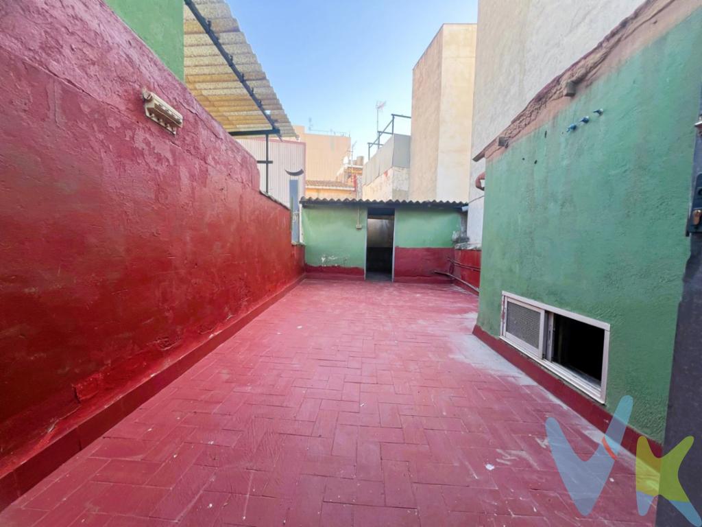 Vivienda con terraza privada y balcón mirador en una tranquila calle peatonal de Burriana.Si buscas una vivienda con encanto, espacios exteriores y la posibilidad de adaptarla a tu gusto, esta puede ser una excelente oportunidad.Situada en una tranquila calle peatonal de Burriana, esta propiedad ofrece un entorno agradable y familiar, ideal para quienes valoran la tranquilidad sin renunciar a la cercanía de todos los servicios necesarios para el día a día.La vivienda se distribuye en 2 habitaciones, 1 baño completo, cocina independiente y varias estancias luminosas que ofrecen múltiples posibilidades de aprovechamiento.Situada en una primera planta sin ascensor, su distribución funcional permite actualizarla y personalizarla fácilmente para convertirla en un hogar cómodo y adaptado a las necesidades de sus futuros propietarios.Uno de sus principales atractivos es su gran terraza privada, un espacio perfecto para disfrutar del aire libre, organizar reuniones familiares o con amigos, crear una zona de descanso o simplemente aprovechar el buen clima durante todo el año.Además, dispone de un agradable balcón mirador, que aporta luminosidad, ventilación natural y un toque especial a la vivienda.Gracias a sus características y a su ubicación, esta propiedad representa una interesante oportunidad tanto para quienes buscan una vivienda habitual como para aquellos que desean realizar una inversión con potencial de revalorización.Ubicada en una calle peatonal, disfruta de un entorno más tranquilo y seguro, con escaso tráfico y una mayor comodidad para el día a día, encontrándose además próxima a supermercados, comercios, centros educativos, transporte público y todo tipo de servicios.Importante: la vivienda se vende tal y como aparece en las fotografías, así como sin suministros de luz ni agua dados de alta, siendo responsabilidad de la parte compradora gestionar las correspondientes altas y contrataciones tras la adquisición del inmueble.Calificación energética: E.Una oportunidad ideal para quienes buscan una vivienda con espacios exteriores, ubicada en una zona tranquila y con la posibilidad de adaptarla completamente a su estilo y necesidades.Su gran terraza privada, su balcón mirador y su ubicación en calle peatonal la convierten en una opción muy interesante para crear un hogar cómodo y acogedor en Burriana.No dejes pasar esta oportunidad y ven a descubrir todo su potencial.Contacta con Hogares del Puerto para más información o concertar una visita sin compromiso.REF. 4687.