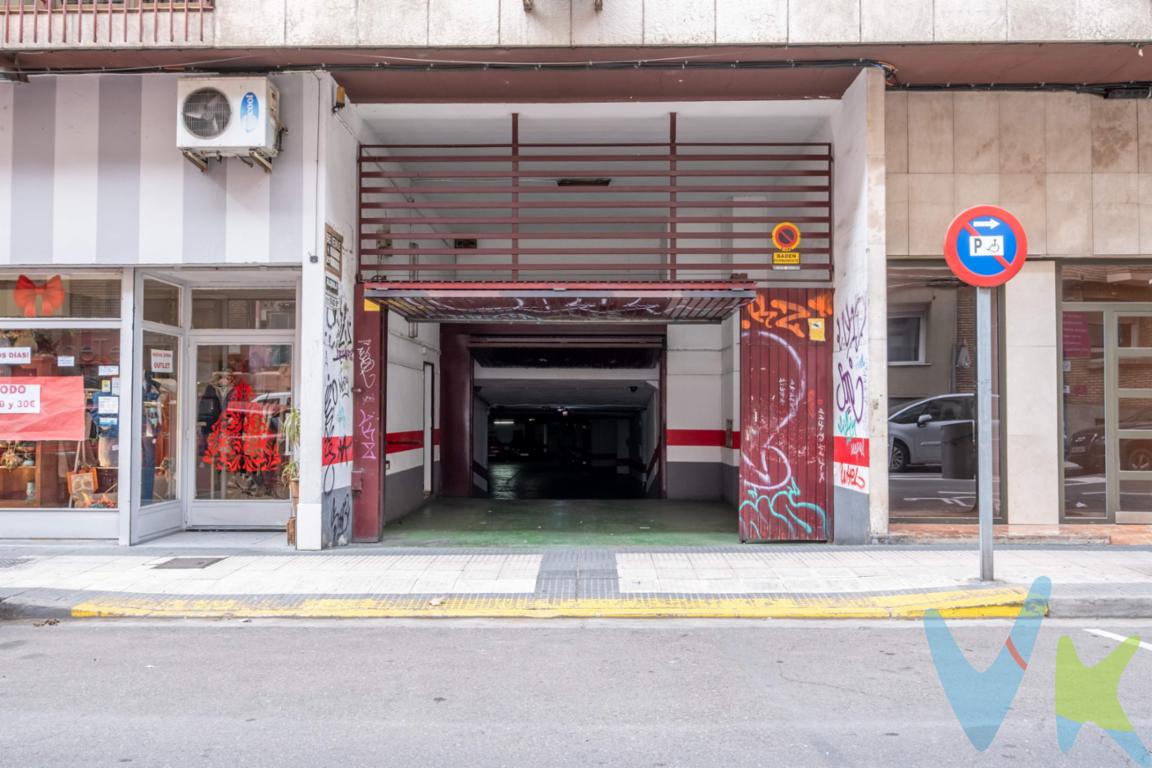 Se vende plaza de garaje con trastero en una zona privilegiada, con acceso desde dos calles: G. Gotor y calle Sevilla. ✅ Fácil acceso en sótano -1. ✅ Ideal para coche mediano. ✅ Trastero espacioso justo detrás de la plaza. ¡No pierdas esta oportunidad! Contáctanos para más información y una visita sin compromiso.