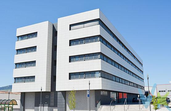 Os damos la bienvenida a esta  oficina situado en un edificio de la carretera de Pamplona en Noáin (Valle de Elorz)/Noain (Elortzibar) en Navarra. Pertenece al polígono industrial Noáin-Ezquiroz. Se trata de un moderno edificio de 5 plantas sobre rasante, que cuenta en sus zonas comunes con recepción, 2 ascensores y cuartos de baño. La oficina es completamente diáfana y dispone de grandes ventanales que permiten entrar la luz natural del exterior, haciéndola muy luminosa. Este polígono cuenta con unas magníficas comunicaciones, y está situado muy cerca de la entrada al Aeropuerto y en frente del polígono Talluntxe.  En sus alrededores encontramos supermercados, oficinas de correos y varias paradas de autobús. En términos de accesibilidad, la propiedad dispone de múltiples conexiones y cuenta con fácil acceso a Autopista de Navarra.  ¿Te interesa? Contacta con nosotros. 