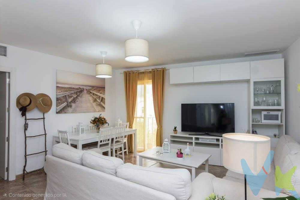 Precioso piso para entrar a vivir, con una distribución muy cómoda y espacios pensados para disfrutar del confort diario. La vivienda cuenta con tres habitaciones y dos baños completos, uno de ellos en el dormitorio principal. La cocina está totalmente equipada y lista para su uso desde el primer día. Destaca especialmente por su gran luminosidad, gracias a sus tres balcones a la calle y a que no tiene edificios en frente que resten luz. Además, dispone de preinstalación de aire acondicionado en toda la vivienda, termo eléctrico, y mosquiteras en todas las ventanas de climalit con doble acristalamiento, lo que garantiza confort durante todo el año. El edificio tiene ascensor desde la planta baja hasta la planta donde se encuentra la azotea que es transitable y permite tendederos. Uno de sus grandes atractivos es la excelente capacidad de almacenamiento, Armario empotrado en el hall de entrada, 2 armarios en cada una de las habitaciones individuales y 4 armarios en el dormitorio principal. La vivienda se completa con un garaje muy amplio (con capacidad para dos vehículos) y trastero junto a la plaza de garaje, aportando aún más comodidad y espacio extra. Una opción ideal para quienes buscan un piso luminoso, funcional y cuidado al detalle, listo para convertirse en hogar. Ubicado a 5 minutos de Plaza del Arenal y a 10 de Madre de Dios. De acuerdo con lo prevenido en el Decreto 218/2005, de 11 de octubre, se informa al cliente que los gastos notariales, registrales, impuesto de transmisiones (ITP), honorarios de intermediación, gastos financieros, y otros gastos inherentes a la compraventa no están incluidos en el precio. 