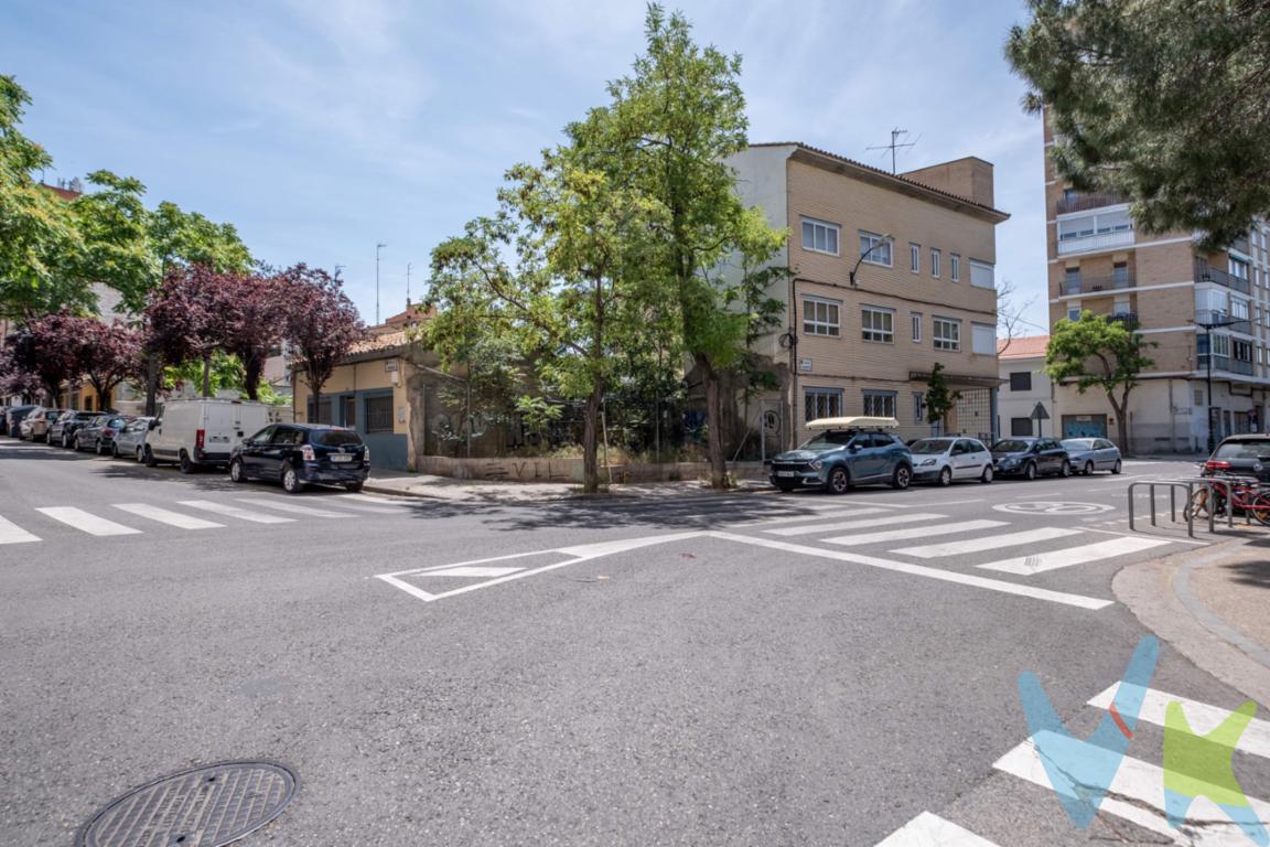 ¿Cuántas veces has soñado con diseñar tu propia casa desde cero sin renunciar a la comodidad de la ciudad? ¿O tal vez estás buscando una inversión inmobiliaria con alta rentabilidad? Este solar urbano en venta en la calle Parque es la oportunidad perfecta para dejar de buscar la casa ideal y empezar a construirla. Ubicado en una de las zonas más consolidadas de la ciudad, este terreno edificable te ofrece la libertad de proyectar un espacio totalmente a tu medida. ¿Qué puedes construir aquí? Potencial y normativa. La parcela cuenta con 70 m² de superficie y permite una edificabilidad máxima de 147,10 m² según la normativa urbanística de la zona. Gracias a esto, puedes desarrollar dos opciones de proyecto muy atractivas:. Tu unifamiliar soñado: Diseña una vivienda única distribuida en planta baja más tres alturas (PB+3). El espacio ideal para crear un hogar con terraza, zona de día diáfana y dormitorios independientes. Proyecto de inversión: Promociona dos viviendas tipo dúplex, un producto inmobiliario altamente demandado y con excelente rentabilidad tanto para venta como para alquiler. Ubicación estratégica: Naturaleza y servicios a un paso. Vivir o invertir aquí significa disfrutar de un entorno privilegiado que equilibra la tranquilidad con el día a día:. Pulmones verdes de Zaragoza: A un paseo de los Pinares de Venecia y del Parque Grande José Antonio Labordeta. Ideal para amantes del deporte, los paseos al aire libre y la naturaleza. Conectividad y vida de barrio: Todo el entorno de la Plaza de las Canteras a tu disposición, lo que te garantiza acceso inmediato a comercio de proximidad (tiendas, supermercados, servicios) y una excelente red de transporte público para moverte por toda la ciudad. No dejes pasar la oportunidad de adquirir un suelo urbano en una ubicación tan cotizada y con tantas posibilidades. Contacta hoy mismo con nosotros para recibir más información técnica o coordinar una visita. ¡Tu próximo gran proyecto empieza aquí!. *** Gastos e impuestos no incluidos. A título orientativo, en segundas transmisiones, el comprador abonará: Impuesto sobre Transmisiones Patrimoniales (ITP), tipo general en Aragón al 8% (*). Base de cálculo: mayor valor entre precio de compraventa o valor de referencia catastral. Gastos de Notaría y Registro: Aranceles variables según precio, número de copias y complejidad; cálculo según tarifas normativas. Si se precisa hipoteca: Tasación, condiciones y costes bancarios según entidad elegida por el comprador; así como gastos de gestoría y cualesquiera otros inherentes a la compraventa. No se incluyen otros gastos o tributos que puedan por Ley corresponder al comprador. Operación sujeta a doble mediación. Existen honorarios a cargo del comprador, salvo pacto en contrario, no incluidos en PVP. El consumidor conforme a la normativa vigente podrá solicitar información y documentación adicional relativa al inmueble, sus características, condiciones de la operación y del servicio de mediación en la oficina y/o a través de nuestro teléfono de contacto o mail. La agencia actúa exclusivamente como intermediaria en la compraventa, cuyas condiciones, en todo caso, estarán sujetas a la aceptación expresa del vendedor del inmueble y posterior formalización del contrato. La información suministrada se corresponde con la disponible a la fecha de publicación, pudiendo variar en función de las circunstancias o actualizaciones legales, contractuales y fiscales. Anuncio de carácter meramente informativo. Para una información exhaustiva sobre el funcionamiento, tipos impositivos y bonificaciones del ITP en Aragón, puede consultar el portal oficial de la Agencia Tributaria Autonómica. Tarifas notariales y registrales reguladas en el Anexo I del Real Decreto 1426/1989 y Anexo I del Real Decreto 1427/1989, respectivamente. Anuncio no vinculante, puede contener errores.