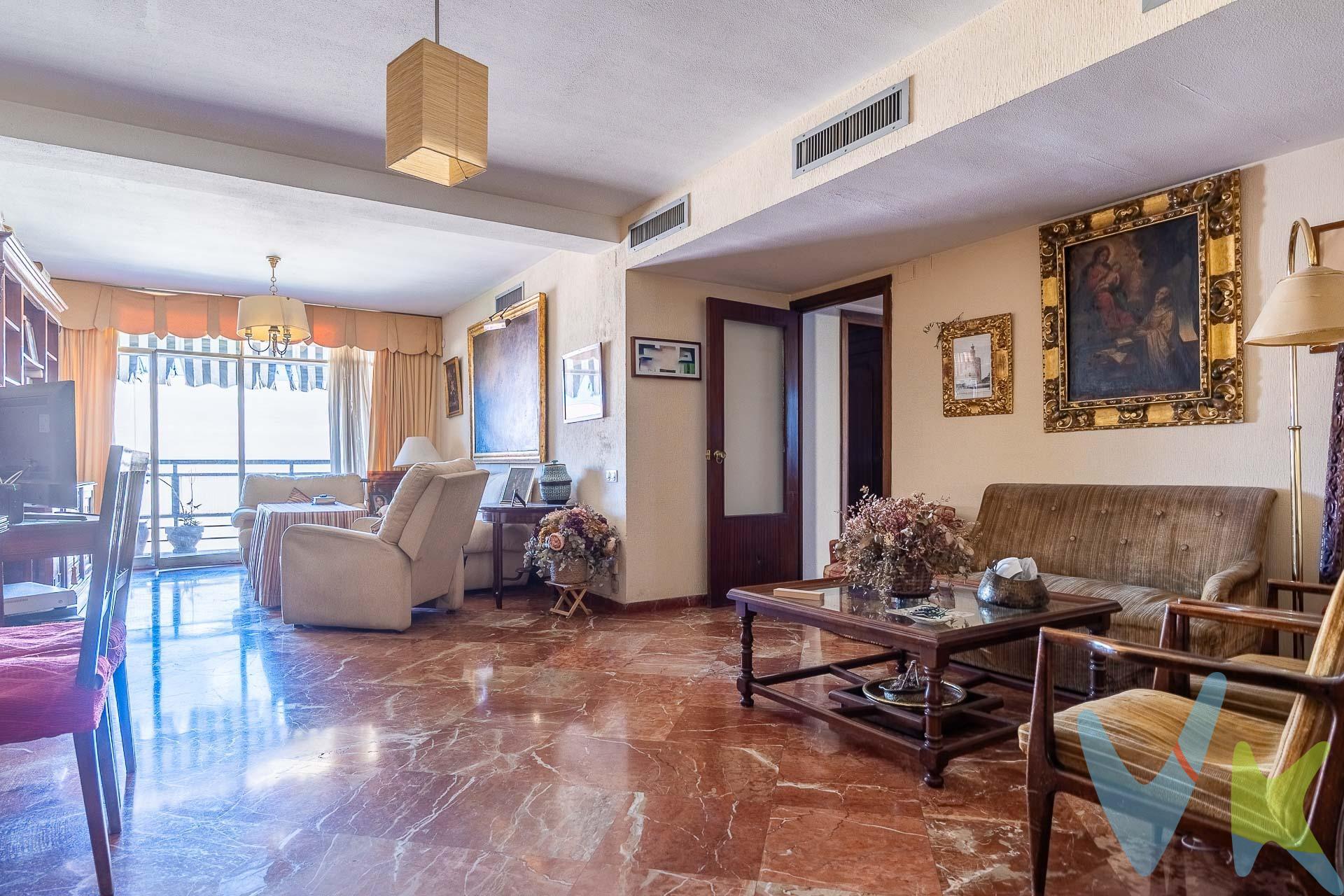 Fabuloso piso en uno de los mejores edificios de la Avenida de Reina Mercedes. Se encuentra recientemente reformado con muy buenas calidades, está en perfectas condiciones. Destacan la amplia cocina, la luminosidad y la espléndida terraza. La plaza de garaje y el trastero se encuentran incluidos en el precio. En una zona muy bien comunicada con transporte público, rodeada de comercios, restauración, colegios, universidades. . En cumplimiento de las obligaciones de información previstas en la Ley 10/2025, de 28 de diciembre, de servicios de atención a la clientela y transparencia, así como en la normativa sectorial vigente, el precio indicado no incluye los gastos e impuestos inherentes a la adquisición, los cuales se desglosan estimados o con posibilidad de calcularlos a continuación; los gastos más ajustados serán dados en el D. I. A. en la visita a inmuebles, o antes. •Gastos de Notaría: Los honorarios notariales se calcularán conforme al arancel oficial regulado en el Anexo I, del Real Decreto 1426/1989, de 17 de noviembre, por el que se aprueba el arancel Notarial. •Gastos de Registro: La inscripción en el Registro de la Propiedad se facturará según el arancel oficial establecido en el ANEXO I, del Real Decreto 1427/1989, de 17 de noviembre, por el que se aprueba el arancel Notarial. Igual enlace anterior. •Gastos de Gestión (Gestoría): Los honorarios por la tramitación administrativa, liquidación de impuestos e inscripción registral ascienden aproximadamente a [363] € (IVA incluido). •Honorarios Agencia del Vendedor: incluidos en el PVP. •Honorarios Agencia del comprador: Se informa que existen honorarios profesionales a cargo del adquirente, en aquellos casos, en que se hubieran contratados servicios de encargo de compra. NO VINCULADOS AL PRECIO DE COMPRA. Impuesto sobre Transmisiones Patrimoniales (ITP): Se aplicará el tipo impositivo vigente en Andalucía (generalmente el 7%, sin perjuicio de tipos reducidos del 6%. 3,5%, etc, aplicables según las circunstancias personales del comprador o las características del inmueble). El impuesto se devenga sobre el superior entre: 1. - Valor de Referencia de Catastro; y 2. - Precio de venta. Puede calcular su situación personal en el portal oficial de la A. T. de Andalucía.