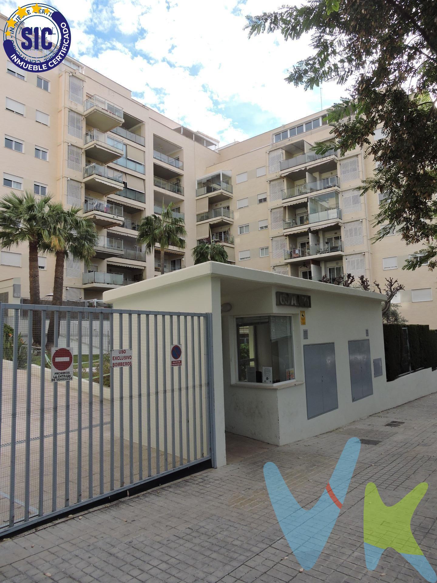 En la calle Melissa nº 65, justo enfrente del Colegio Montessori, tenemos a la venta esta plaza de garaje. Es una plaza situada en la primera planta, de muy fácil acceso, ya que se encuentra nada mas entrar al garaje. . Seguramente si vives por la zona, estarás cansad@ de dar vueltas o dejarlo en el descampado de tierra,  ¿ No querrás eso para tu 🚗 ?. Contacta con nosotros, ven con el coche y busca la tranquilidad de tener sitio seguro SIEMPRE. ¿ Necesitas Financiación ?.  . Nuestro departamento financiero puede gestionar tu préstamo " Hasta un 100% + Gastos ". ¡ Consúltanos !.  . *Nota: En el precio de venta no están incluidos los muebles y enseres de las fotografías, ni el impuesto del ITP del 10%, los gastos de Notaría que ascienden de forma orientativa a 800 €, los honorarios de agencia que son 600€ más iva y los gastos de financiación, si la hubiese. Este anuncio no es vinculante, puede contener errores, se muestra a titulo informativo y no contractual.Número de Registro de Agentes de Intermediación Inmobiliaria de la Comunidad Valenciana: RAICV-0386. Nota2: En el caso de alquiler, el arrendatario tendrá que abonar 4 mensualidades, desglosadas en 2 meses de fianza, mes en curso, y los honorarios de la agencia. El precio NO INCLUYE IVA.  . 