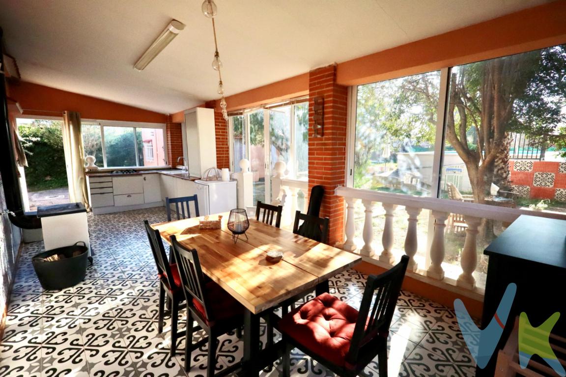Si buscas un hogar donde combinar comodidad, naturaleza y calidad de vida, este chalet en Llíria es perfecto para ti. Situado en una zona tranquila, lejos del bullicio, es ideal para quienes desean disfrutar de la paz y la privacidad en plena naturaleza.✨ Características destacadas:🔹 Parcela rústica de 1.442 m²🔹 2 habitaciones amplias y luminosas, ideales para el descanso. 🔹 1 aseo y 2 baños, diseñados para el confort de toda la familia. 🔹 Acogedor salón, un espacio perfecto para reuniones o momentos de relax. 🔹 Cocina acristalada con espectaculares vistas al jardín, equipada con electrodomésticos para tu comodidad. 🍽 🔹 Piscina con depuradora, perfecta para refrescarse en los días de verano y disfrutar de momentos inolvidables. 🏊‍♂ 🔹 Paellero para disfrutar de la auténtica cocina valenciana con familiares y amigos. 🍽 🔹 Placas solares, garantizando eficiencia energética y ahorro en el consumo eléctrico. ☀ 🔹 Agua de pozo. 🔹 2 trasteros, espacios ideales para almacenaje y organización. 🔹 Jardín con un árbol centenario, un rincón de sombra y paz que aporta un encanto especial a la propiedad. 🌳 🔹 Se vende con muebles y electrodomésticos incluidos, listo para entrar a vivir. 🏠📍 Ubicado en las afueras de Llíria, en un entorno natural donde respirar aire puro y disfrutar del campo en su máxima expresión.¡No pierdas esta oportunidad de vivir en un chalet único! Contacta con nosotros para más información o para concertar una visita. Tu nuevo hogar te está esperando. Por mandato expreso del propietario, comercializamos este inmueble en exclusiva, lo que garantiza el mejor trato y fiabilidad de la negociación. Por este motivo, se ruega no molestar a los propietarios ni ocupantes de la propiedad.Si usted es agente inmobiliario y tiene un cliente para este inmueble, llámenos, estaremos encantados de colaborar con usted.La descripción del presente inmueble e imágenes tienen mero carácter informativo y en ningún caso carácter contractual, pudiendo ser modificados por la inmobiliaria sin que ello implique responsabilidad alguna frente a terceros.En el precio de compra no están incluidos los gastos de la misma, como son: ITP, Notaría, registro, gestoría y honorarios de la inmobiliaria.Agencia Registrada con el Nº 90 en el Registro Obligatorio de Agentes Inmobiliarios de la Comunitat Valenciana. Puede consultar en la web de la GVA. 