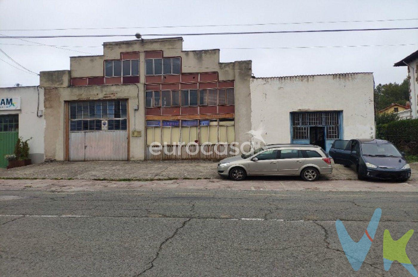 MÚLTIPLES POSIBILIDADES.  En la Avenida Castilla, una de las calles más emblemáticas del municipio de Reinosa, encontramos esta nave industrial, cuyo destino podría tener numerosas actividades, dado su tamaño y ubicación.  Su distribución actual puede ser modificada para cumplir las necesidades de tu negocio. Compuesta de una sola planta, encontrarás un baño, un aseo, y dos habitáculos destinados anteriormente a almacén. El espacio diáfano es tan amplio que podrás guardar toda la maquinaría que necesites, crear una zona de oficinas y si es necesario una zona de picking para preparar los pedidos de tus clientes.  La nave se encuentra dentro de una parcela que bien podrás utilizar como zona de aparcamiento o bien como una zona carga y descarga.  La zona tiene en su haber una multitud de comercios, negocios, etc.  No lo dudes, vente y comienza a explotar tu negocio, no importa cual sea, esta nave te da todas las posibilidades. 