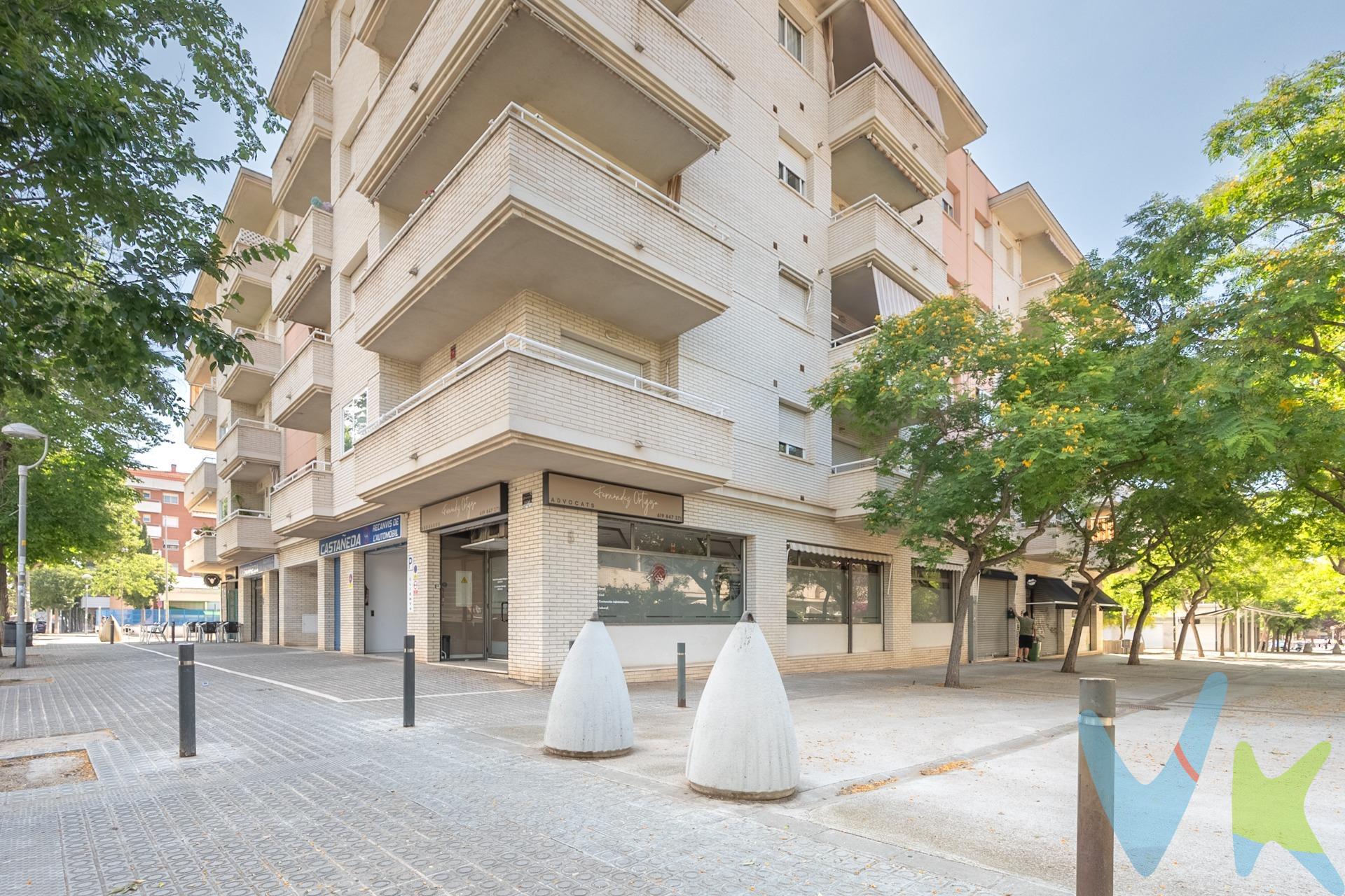 ¿Te imaginas despertar cada mañana en un entorno lleno de vida y tranquilidad, justo en el corazón de Vilanova i la Geltrú? Este piso, situado junto a los juzgados, está estratégicamente ubicado entre las zonas residenciales de Fábrica Nova y Fisa, ofreciendo un equilibrio perfecto entre la calma de los espacios verdes y la vibrante vida urbana. Aquí tendrás todo lo que necesitas a pocos pasos: parques, zonas de juegos infantiles, supermercados, guarderías, colegios, centros médicos y a pocos minutos de las principales zonas comerciales. ¡Y Además! La ronda Ibérica, a solo unos metros, te conecta rápidamente con las principales vías de salida de la ciudad, evitando los molestos atascos. El edificio, de obra vista blanca y construido en el año 2000, está en impecable estado y en un entorno totalmente consolidado. Gracias a su diseño a 4 vientos, garantiza luminosidad y ventilación natural en todas las estancias. Además, cuenta con parking en planta sótano, trasteros en planta cubierta y ascensor, ofreciendo comodidad y seguridad para ti y tu familia. Este encantador apartamento esquinero, situado en la primera planta y orientado al noreste y noroeste, tiene 100 m² construidos y 85 m² útiles. Todas las estancias, excepto los baños, son exteriores, lo que llena el espacio de luz natural y vistas despejadas y agradables. La distribución del hogar está pensada para ofrecerte el máximo confort y funcionalidad: un recibidor-distribuidor acogedor, un amplio comedor con acceso directo a un balcón ideal para disfrutar de tus desayunos al aire libre o relajarte al final del día, 4 habitaciones (dos de ellas dobles), una cocina individual totalmente equipada y dos baños completos (uno con bañera y otro con ducha). Este piso está en perfecto estado, listo para entrar a vivir. Cuenta con carpintería exterior de aluminio con doble vidrio, carpintería interior de madera de cerezo, suelos de gres, calefacción por radiadores y varias unidades de aire acondicionado, asegurando tu confort en cualquier estación del año. Invertir en este piso es apostar por una propiedad que combina modernidad, diseño y una ubicación privilegiada, asegurando una revalorización constante en el mercado inmobiliario. Además, ubicado en una zona tranquila y segura, te ofrece la paz que necesitas para ti y tu familia, lejos del bullicio pero cerca de todo lo necesario. Diseñado pensando en tu comodidad, este hogar te proporciona todos los detalles que necesitas para una vida plena y satisfactoria, desde espacios amplios y luminosos hasta servicios y comodidades a tu alcance. Y lo mejor, cumple con altos estándares ecológicos, gracias a sus materiales de construcción y su eficiencia energética, permitiéndote vivir de manera responsable con el medio ambiente sin renunciar al confort. Con un diseño moderno y actual, este piso refleja las últimas tendencias en decoración y distribución de espacios, convirtiéndose en un hogar contemporáneo y funcional. ¡No dejes pasar la oportunidad de vivir en el lugar de tus sueños! Ven y descubre todo lo que este piso en Vilanova i la Geltrú tiene para ofrecerte. Tu hogar ideal te espera. El precio no incluye gastos de notaria, gestoria, registro e impuestos (ITP).