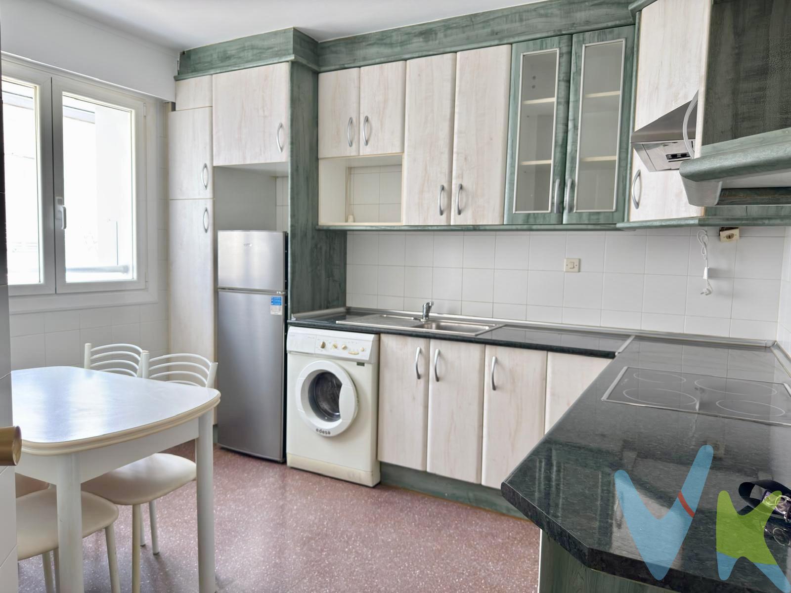 Presentamos un atractivo apartamento a la venta, ideal para aquellos que buscan comodidad y luminosidad en su hogar. Este inmueble cuenta con una superficie útil de 45m2, distribuidos eficientemente en un acogedor salón donde se puede disfrutar de momentos agradables; una habitación espaciosa que garantiza el descanso necesario; así como una cocina completamente equipada lista para usar. Además, incluye un baño funcional que cumple con todas las necesidades diarias. Un aspecto destacado es la amplia plaza de garaje situada dentro del mismo edificio, lo cual proporciona gran comodidad al evitar problemas relacionados con estacionamiento. Esta propiedad representa una excelente oportunidad tanto para inversores como para personas interesadas en adquirir su primera vivienda. El edificio cuenta con la envolvente térmica terminada. (Los datos proporcionados son meramente informativos y no poseen valor contractual; además, los gastos e impuestos correspondientes no están incluidos en el precio final)