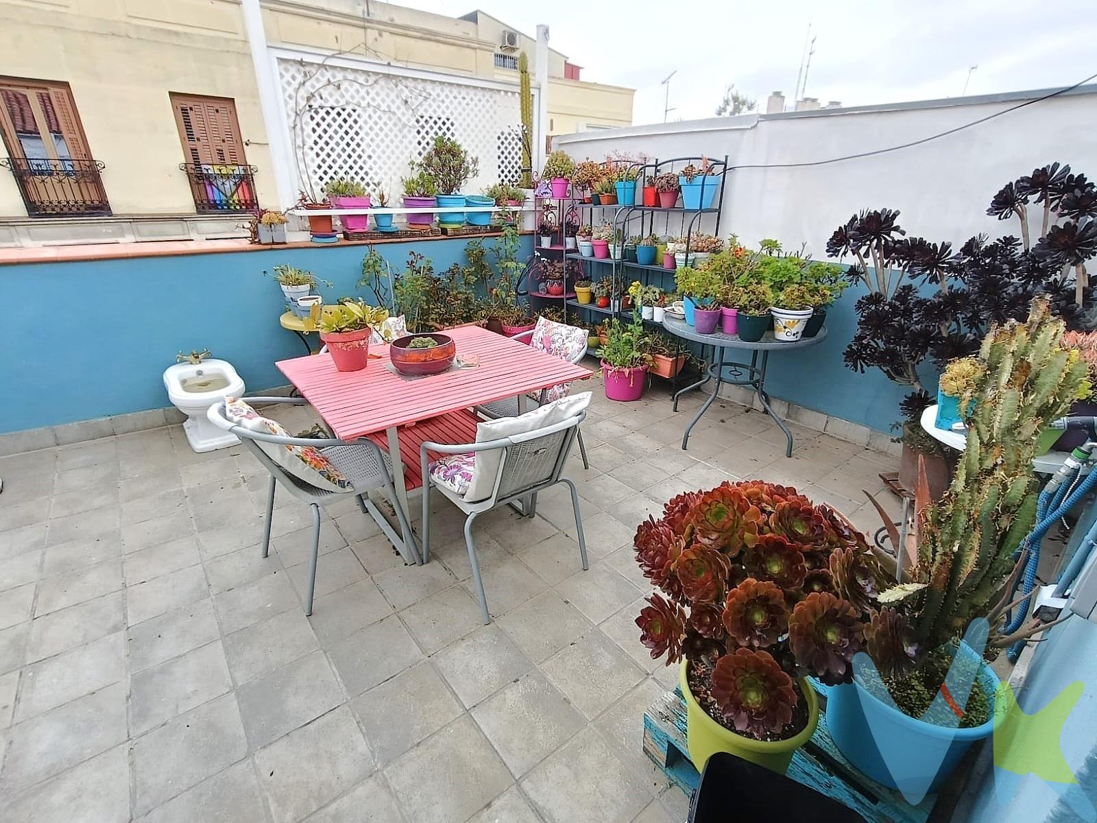 Descubre este espectacular piso reformado ubicado en la vibrante zona del Palacio, a pocos pasos de la Plaza de Santo Domingo. En una cuarta planta  con una superficie total construida de 129 m² y útil de 101 m² mas 21 mts2 de terraza, esta propiedad ofrece un amplio espacio para disfrutar. 🌟 Dispone de tres habitaciones dobles luminosas y tres baños completos , el principal en suite junto al vestidor. Reformado resaltando la estructura original, con vigas vistas. La joya es su impresionante terraza privada en azotea 🎉, ideal para relajarse o recibir invitados mientras se contemplan las vistas únicas que ofrece el entorno urbano. ☀️ Además cuenta con tres balcones al exterior que permiten que haya en los espacios interiores  luz natural durante todo el día. Su orientación sur maximiza la entrada solar 💡y está rodeada por servicios indispensables: autobuses cercanos, metro 🚇 , centros comerciales 🛒 y colegios 📚; así como zonas infantiles perfectas para familias. Esta es tu oportunidad única para vivir cómodamente en uno de los barrios más céntricos e históricos de Madrid, a 5 minutos andando de Plaza de España y el Parque del Oeste, así como de la zona monumental de la ciudad. El precio no incluye impuestos. 