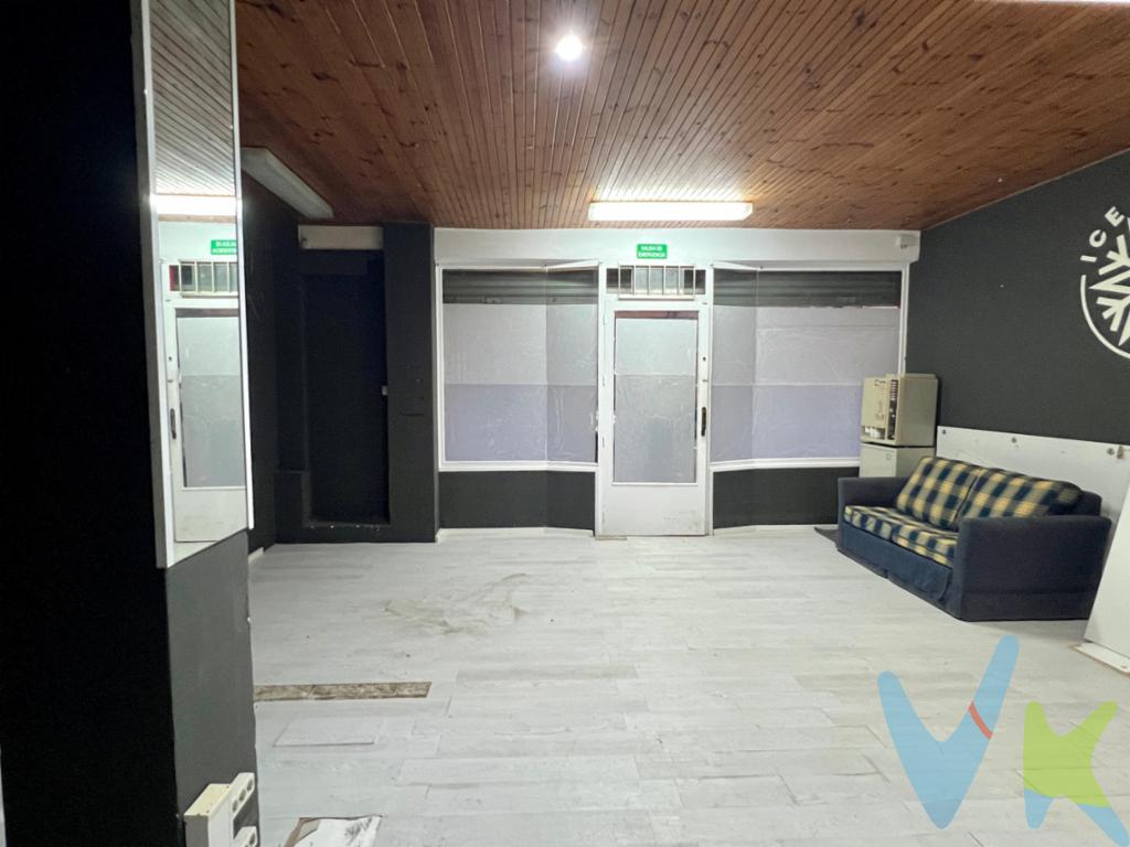 ¡Oportunidad en el centro de Astillero! Local comercial convertible en vivienda.Se vende amplio local de 65 m² construidos en pleno centro de Astillero, con múltiples posibilidades de uso. Perfecto tanto para montar un negocio como para transformarlo en apartamento turístico o vivienda.El espacio cuenta con:Fachada principal orientada al sur, con gran ventanal y entrada adaptada.Dos ventanas al norte, con posibilidad de abrir más huecos hacia ese lado.Instalaciones de luz y agua ya operativas.Baño incluido.Su ubicación céntrica y su versatilidad lo convierten en una excelente oportunidad tanto para inversión como para uso propio.¡No dejes pasar esta ocasión!
