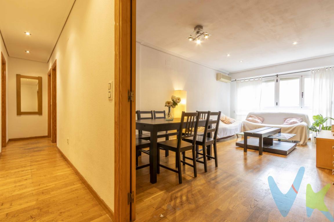 Si buscas un hogar espacioso, bien ubicado y listo para entrar a vivir, este piso de VPO en el Puerto de Sagunto es una oportunidad que no puedes dejar pasar. Con 104 m² construidos (89 m² útiles), esta vivienda ofrece tres habitaciones, una de ellas en suite con un amplio armario empotrado, además de un ambiente acogedor y funcional.Comodidad y diseño en cada rincónUbicado en una quinta planta, este piso destaca por su luminosidad y amplitud. El edificio cuenta con dos ascensores, lo que garantiza un acceso cómodo y sin esperas.Su salón espacioso es perfecto para disfrutar de momentos de relax, con persianas eléctricas en el salón y la habitación principal, que aportan confort y comodidad. Además, los suelos de parquet le dan un toque cálido y elegante.La cocina es independiente y funcional, con suficiente espacio de almacenamiento y área de trabajo. La vivienda dispone de dos baños completos, garantizando comodidad para toda la familia.Ubicación privilegiada y todos los servicios cercaEste piso se encuentra en la codiciada zona Las Islas - Playa, a pocos minutos a pie de la playa, ideal para disfrutar del mar siempre que quieras. Además, tendrás supermercados, comercios, colegios y centros de salud a la vuelta de la esquina, lo que hace que el día a día sea mucho más cómodo.La conexión con el transporte público es excelente, con paradas de autobús cercanas y fácil acceso a las principales vías de comunicación.Extras que marcan la diferenciaDos ascensores en el edificio, para mayor comodidad.Plaza de garaje incluida, para que te olvides de los problemas de aparcamiento.Armarios empotrados que optimizan el espacio de almacenamiento.Vivienda luminosa y bien distribuida, con amplias estancias.Todo esto por 199.000 EUR con garaje incluido. No dejes pasar esta oportunidad de vivir en una de las mejores zonas del Puerto de Sagunto. ¡Llámanos y agenda tu visita hoy mismo! 