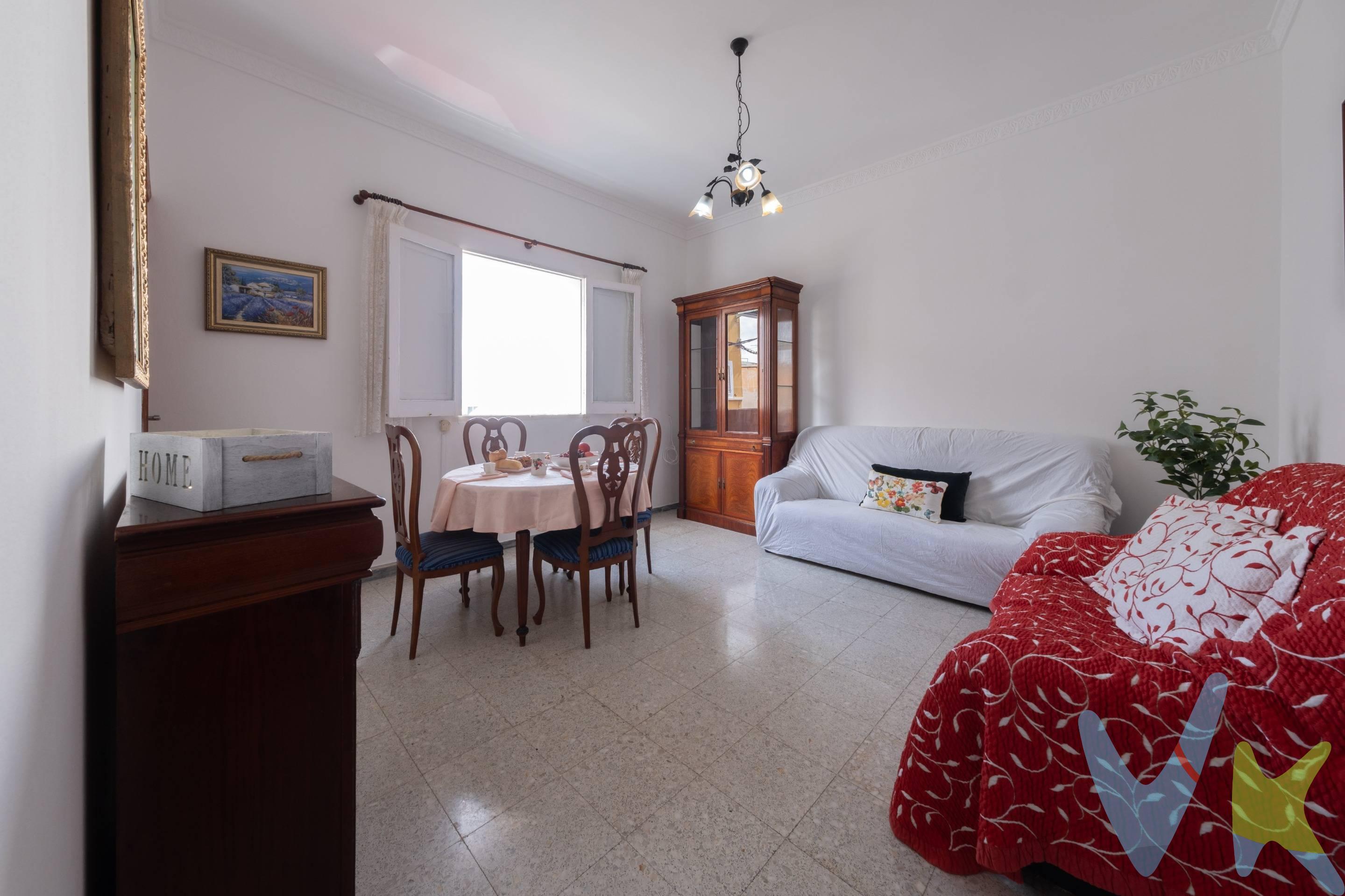 Piso dentro de Casa Terrera en Las Palmas – A Solo 11 Minutos de Triana. Descubre esta acogedora vivienda situada en primera planta de una casita terrera, ubicada a solo 11 minutos de la zona comercial de Triana, una de las áreas más populares y dinámicas de Las Palmas. Características Principales:. 😴 2 dormitorios. 💻 Despacho ideal para teletrabajo o convertir en una pequeña habitación. 👨‍👩‍👧‍👦 Azotea de uso privado, perfecta para disfrutar con la familia y amigos del buen clima canario. Además cuenta con un cuarto adicional, con gran potencial para transformarlo en un apartamento independiente o zona de ocio. Una de las mayores ventajas de esta propiedad es que solo tiene un vecino, lo que garantiza tranquilidad. Perfecta tanto como vivienda habitual ó inversión dada la cercanía del campus universitario ULPG. 📍 ¡No dejes pasar esta oportunidad única de vivir cerca del corazón de Las Palmas, con la comodidad que esta vivienda te ofrece con mucho potencial por aprovechar!. Los gastos que se originen de la compraventa no estan incluidos en el precio de venta. 