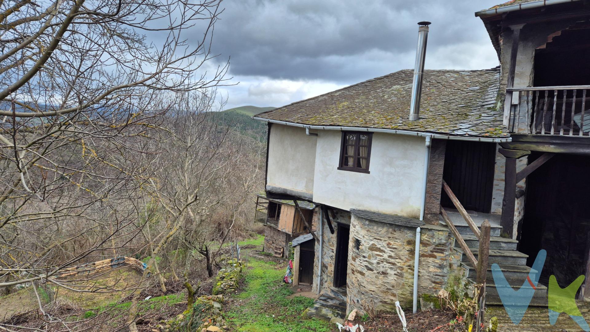 Descubre esta encantadora vivienda situada en el pintoresco pueblo de Ozuela, una ubicación estratégica que ofrece la tranquilidad del entorno rural y la cercanía a los servicios urbanos. A tan solo unos minutos de Toral de Merayo y aproximadamente a diez minutos en coche de Ponferrada, este inmueble es ideal para aquellos que buscan un hogar cómodo con fácil acceso a las comodidades urbanas. La propiedad se caracteriza por su distribución funcional: cuenta con un amplio salón-comedor perfecto para momentos familiares o sociales;  un baño . ; así como una habitación acogedora diseñada para asegurar descanso y privacidad. Una característica de la vivienda  es la gran bodega con paredes de piedra tratada. Un pequeño jardín, con barbacoa y un huerto a pie de la casa. La vivienda dispone de chimenea de leña. No pierdas la oportunidad de adquirir esta casa llena potencial en una zona tranquila pero accesible.