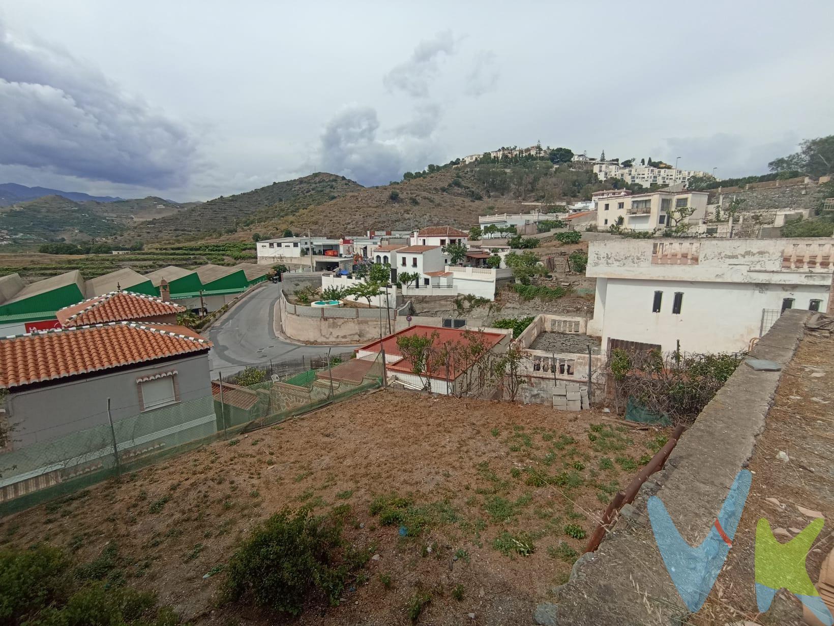 Ponemos a la venta este estupendo terreno urbano en la entrada de Almuñécar, zona Taramay. La parcela tiene una superficie de 590 m2 y cuenta con un proyecto de vivienda unifamiliar ya aprobado. . Perfecta ubicación! Con muy fácil acceso y salida directa a la carretera, a un paso de todos los servicios y tan solo 10 minutos andando a la playa de Velilla. Si estás buscando hacer tu hogar en una zona tranquila pero a la vez cerca de todo.. esta es tu oportunidad. Llámanos y estaremos encantados de darte toda la información!. Ref. N211. * El PVP indicado no incluye impuestos, gastos de Escritura.. * Honorarios agencia no incluidos. * Las superficies expresadas en esta página tienen carácter descriptivo y son aproximadas. * Los precios pueden ser susceptibles de modificación sin previo aviso.
