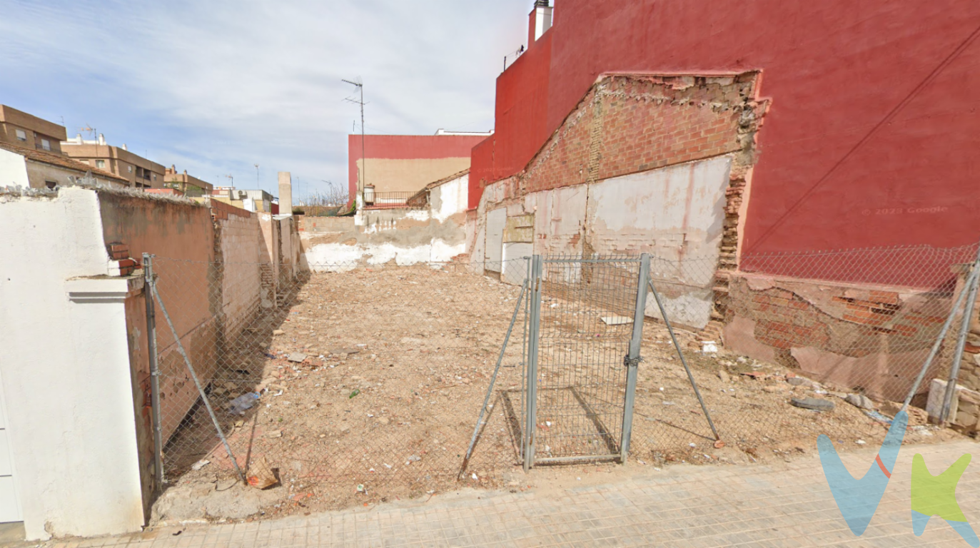 Este terreno se encuentra en Paterna, una localidad en la provincia de Valencia, España. El suelo está clasificado como urbano, lo que significa que es apto para construcción residencial. Con una superficie de 154 m², ofrece diversas posibilidades para edificar una vivienda particular o incluso un pequeño edificio.Descripción de Paterna:Ubicación: Paterna está situada en la comarca de LHorta Nord, a solo 7 minutos en metro. Además, cuenta con accesos cercanos a las carreteras V-30, N-220 y CV-365.Distancia al mar: Paterna no está directamente en la costa, pero su ubicación estratégica permite acceder fácilmente a las playas de Valencia y sus alrededores.Distancia al centro de Valencia: Paterna se encuentra a aproximadamente 10 kilómetros al noroeste del centro de Valencia, lo que la convierte en una opción atractiva para quienes buscan una vida tranquila cerca de la ciudad.En resumen, este terreno urbano en Paterna ofrece una excelente oportunidad para construir la casa de tus sueños o un pequeño edificio. 