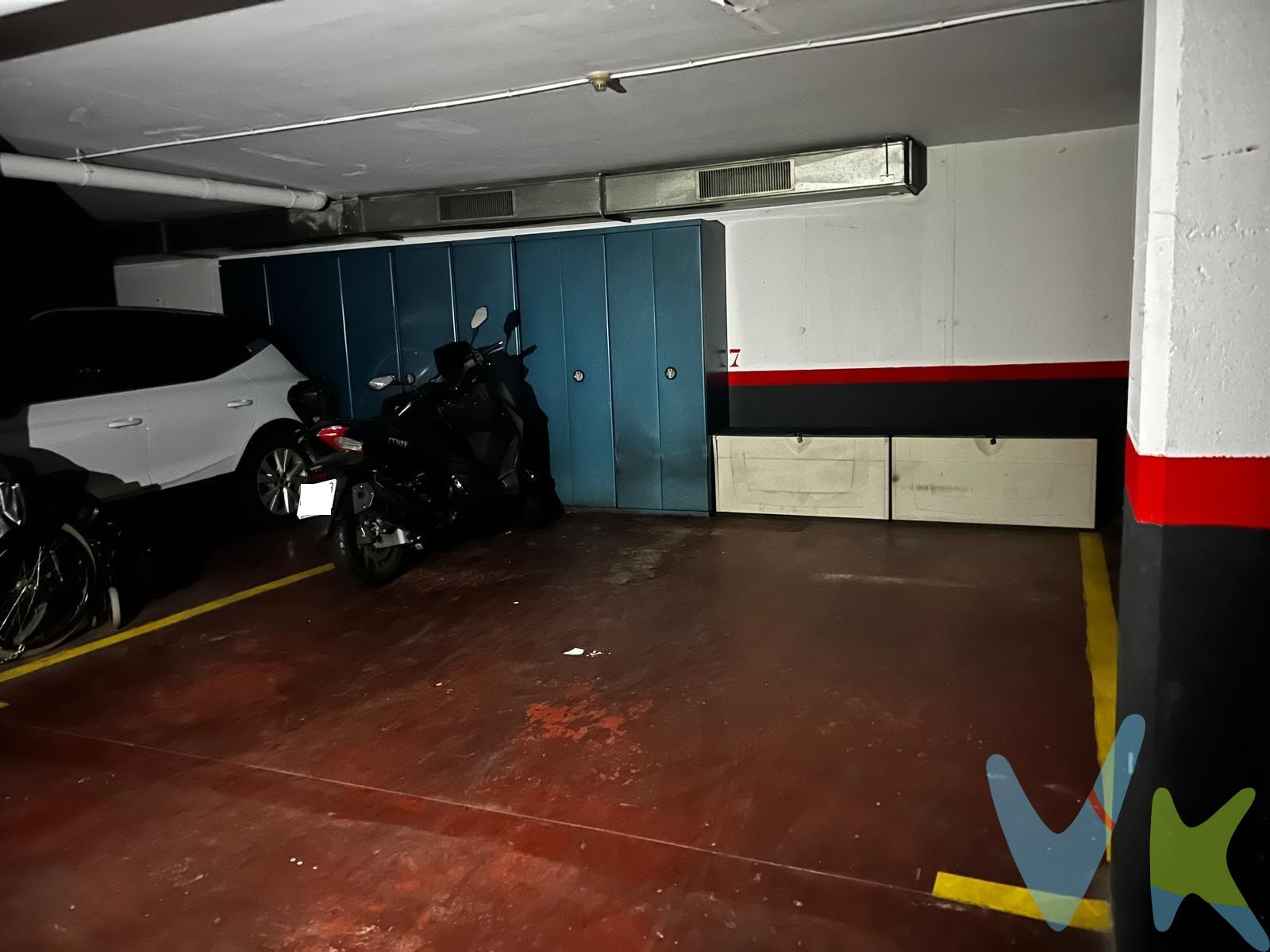 Plaza de aparcamiento en venta en Vilanova i la Geltrú – C/ del Agua - Dr Zamenhoff. . 📐 Superficie aproximada: 17,5 m². 📏 Profundidad aproximada: 4,5 metros. 🚗 Espacio cómodo para vehículo amplio o coche y moto. ↔️ Buena maniobrabilidad y acceso. Ideal como inversión o para residentes de la zona que necesiten comodidad y seguridad en el estacionamiento. Precio de venta: 20.000 €. El precio ha sido determinado de forma manual por la propiedad, sin utilización de sistemas automáticos de valoración. El comprador estará libre de pago de honorarios en la compra de este inmueble. No existen costes adicionales de intermediación a su cargo. Gastos e impuestos no incluidos en el precio. El precio indicado no incluye:. Impuesto de Transmisiones Patrimoniales (actualmente el 10 % en Cataluña). Gastos de notaría. Gastos de inscripción en el Registro de la Propiedad. Gastos de gestoría, únicamente en caso de que el comprador decida contratarla. Los gastos de notaría y registro dependerán del valor declarado y de las circunstancias específicas de la operación. A título orientativo:. ITP (10 %): 2.000 €. Coste total estimado de adquisición (incluyendo ITP y gastos aproximados de notaría y registro): aproximadamente entre 22.800 € y 23.500 €, según servicios contratados.