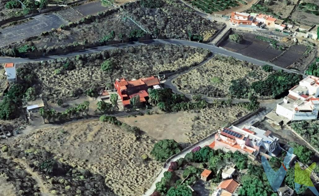 ¡Oportunidad Única! Finca en Venta en la Carretera de Los Hoyos. Descubra esta magnífica finca de más de 6.500 m², ubicada en un entorno natural y tranquilo, ideal para desarrollar proyectos residenciales, turísticos, agrícolas o comerciales. La propiedad incluye tres edificaciones versátiles:. Vivienda principal de 220 m². Segunda construcción de 86 m². Taller de carpintería de 30 m². Su amplitud, ubicación y múltiples posibilidades de uso hacen de esta finca una inversión con gran potencial. ¡No deje pasar esta oportunidad!. Para más información o concertar una visita, no dude en contactarnos.