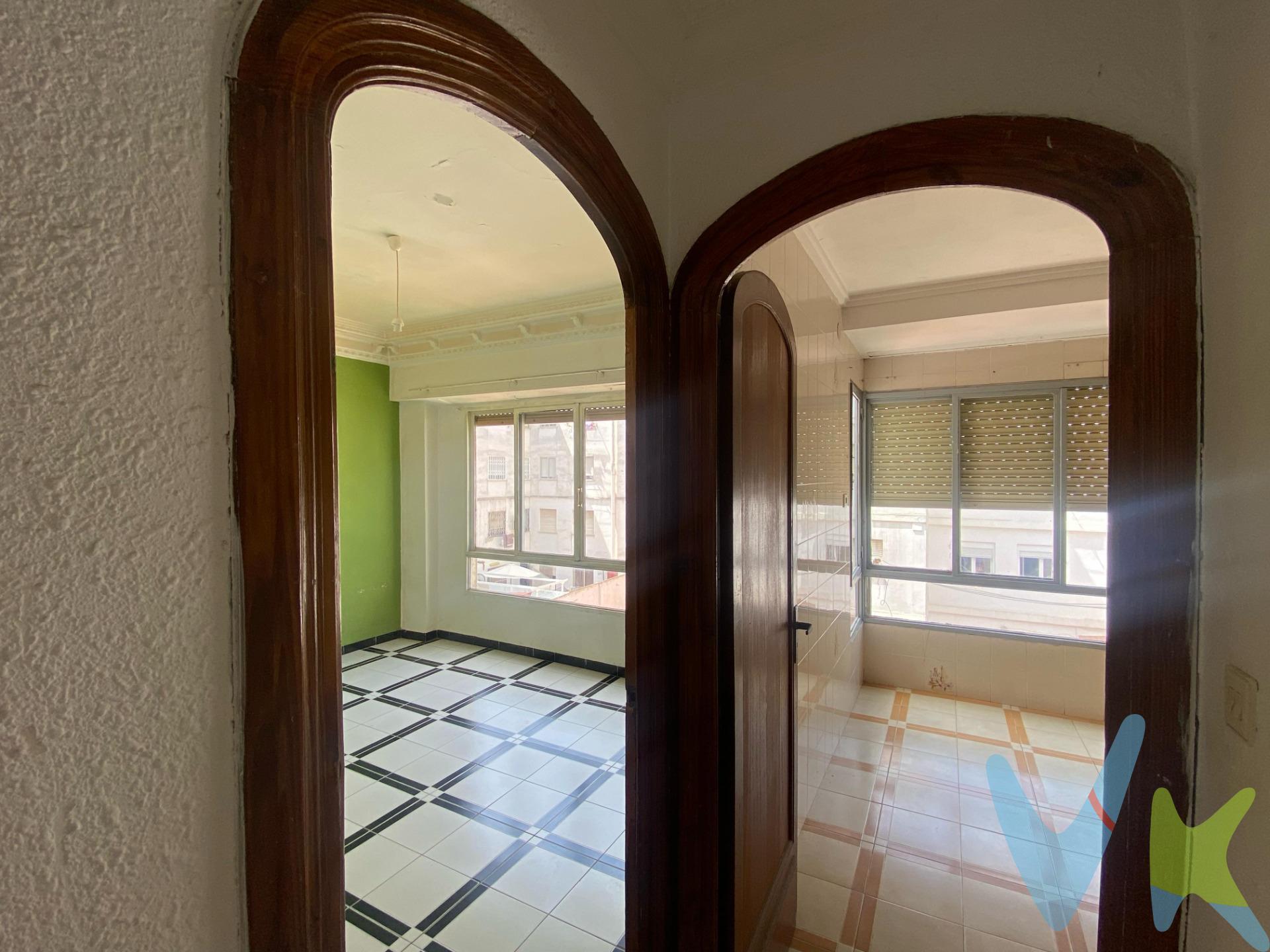 ¡Oportunidad única en el corazón de Torrent! Este luminoso piso ubicado en el casco te ofrece todo lo que necesitas para una vida cómoda y práctica. Con 100 m² de superficie, cuenta con tres amplias habitaciones perfectas para alojar a tu familia o como inversión. Disfruta de la comodidad de tener dos baños completos, ideal para evitar esperas por las mañanas. La propiedad se encuentra en un edificio con ascensor y está rodeada de todos los servicios esenciales: tiendas, restaurantes y transporte público, colegios tanto públicos como privados, universidad católica, todo a un paso de la vivienda. Su conservación es original, lo que brinda múltiples posibilidades para personalizarlo según tus gustos e intereses; ¡es un lienzo listo para convertirse en tu hogar soñado! Y no olvidemos su excelente ubicación: muy soleado durante gran parte del día gracias a sus grandes ventanales que llenan cada rincón de luz natural. Además cuenta con un trastero privado y amplio en la azotea de la fachada. Todo esto a un precio inmejorable. No pierdas esta fantástica oportunidad; contáctanos hoy mismo!