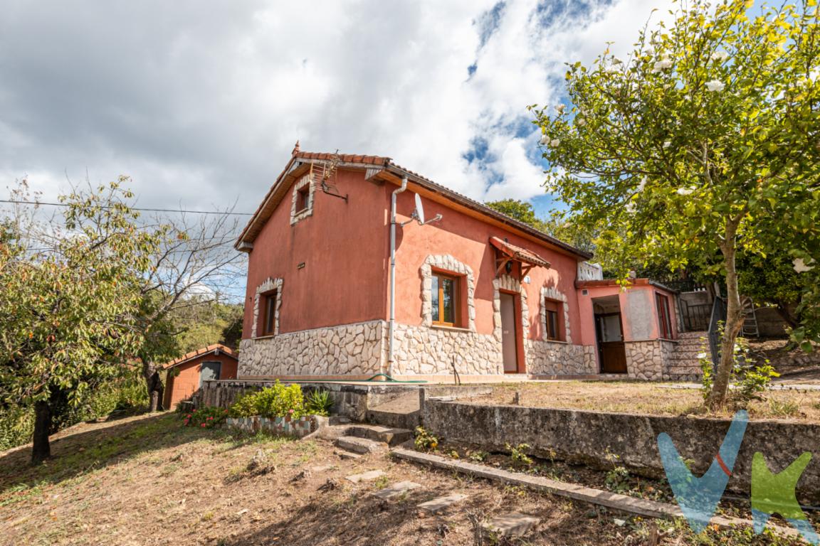 Vivienda en venta con situación urbanística especial\"Ponemos a la venta esta casa ubicada junto al Lavadero de Serín, es un lugar con historia cotidiana y un elemento representativo del pasado de la parroquia de Serín, en Gijón, que se encuentra cerca del Calero y forma parte de las \"Historias rurales de vida\" propuestas por el proyecto LUCE Gijón para dar a conocer el patrimonio del concejo. Es importante que los interesados sepan que la vivienda se encuentra en la Fase IV  del Plan Urbanístico de la Zalia. Las obras de dicho plan que fue aprobado en el 2007 no se han iniciado aún por lo que aunque está afecta a una posible expropiación futura es algo que si se lleva a cabo será en un futuro lejano.  Por este motivo, el precio de venta actual no se basa en una valoración de mercado al uso, sino que tiene en cuenta este factor.Esta es una propiedad ideal para alguien que busca una solución temporal o que desea obtener una rentabilidad a corto plazo .La vivienda cuenta con 110 metros construidos, de los cuales 88 son útiles. Dispone de tres  habitaciones, 2 baños uno con bañera y otro con ducha, amplio salón comedor y cocina con lavadero. La ubicación es igualmente privilegiada, ya que a pesar de su entorno tranquilo, cuenta con la ventaja de tener una estación de tren cercana. Esta característica asegura una conectividad excelente con el centro de Gijón, Oviedo  y otras localidades, facilitando el transporte tanto para el trabajo como para el ocio.Llámenos para más información o para agendar su visita!En el precio no está incluido el ITP ni los gastos de Notaría y Registro. 