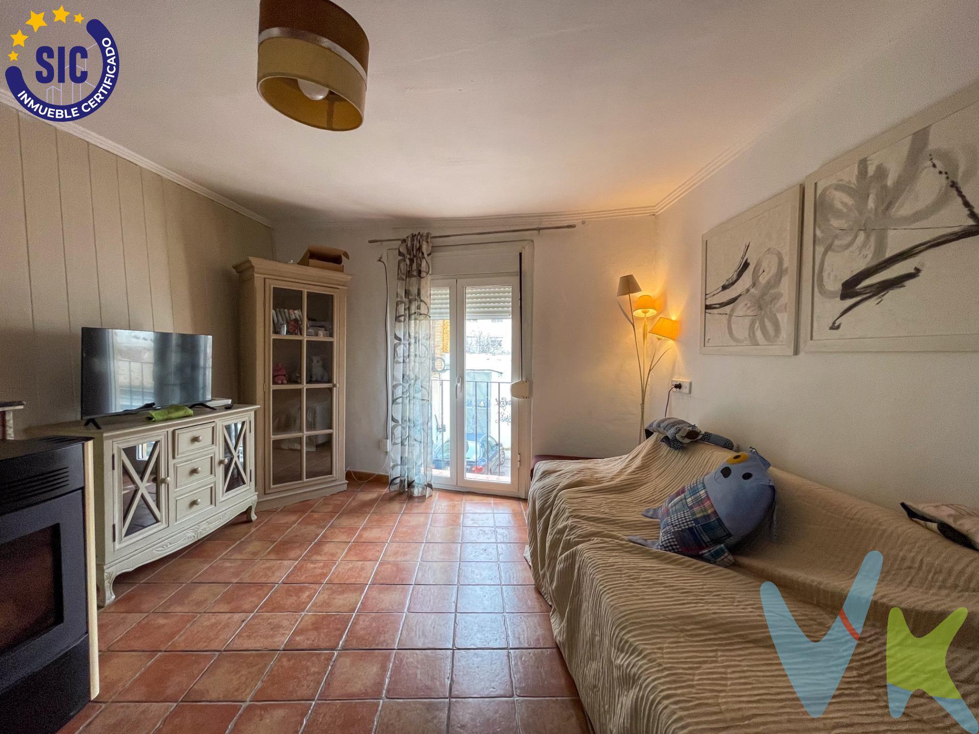 UNA CASA CON HISTORIA EN EL CORAZÓN DE REQUENA – POR SOLO 58.000 €. Si las paredes hablaran, esta casa te contaría historias de generaciones, de momentos compartidos junto a la chimenea, de desayunos con olor a pan recién horneado en su zaguán. Ahora, busca una nueva historia que escribir…. Ubicada en el corazón de Requena, junto a la emblemática Iglesia de Santa María , de 144 m² distribuidos en cuatro plantas , y con una local justo al lado diáfano, donde podras montar un negocio, tu garaje privado o tu lugar de ocio particular. Encanto y carácter en cada rincón: Entrada amplia con un amplio zaguán diafano y pozo propio , un detalle que aporta autenticidad y frescura natural.  Primera planta reformada , donde la modernidad se mezcla con lo acogedor:. luminoso salón-comedor con estufa de pellet , ideal para las tardes de invierno. Una cocina americana abierta, moderna y completa. Una habitación doble con vestidor . Baño completo con plato de ducha . Un lavadero independiente para mayor comodidad. Segunda planta en estado original , con dos amplias habitaciones dobles que conservan el alma de la casa, listas para ser renovadas a tu gusto.   Buhardilla con techos altos y chimenea , un espacio lleno de posibilidades, perfecto para un estudio, una sala de juegos o una habitación con encanto.   Estructura reforzada con vigas de hierro y tejado renovado recientemente, garantizando estabilidad y seguridad.  Vivir en Requena es conectar con la historia, la cultura y la tranquilidad . Pasear por sus calles empedradas, disfrutar de sus bodegas y respirar el aire puro de la comarca es un privilegio que pocos pueden tener. Esta casa no es solo una propiedad, es una oportunidad única de crear un hogar con alma, lleno de recuerdos y nuevas historias por contar . Todo esto por solo 58.000€ . 📞 Llámanos y ven a descubrirla. ¡Puede ser el comienzo de tu nueva vida!. La descripción del presente inmueble e imágenes tienen mero carácter informativo y en ningún caso carácter contractual, pudiendo ser modificados por la inmobiliaria comercializadora sin que ello implique responsabilidad alguna frente a terceros. En el precio de venta a público, esta propiedad NO incluye los gastos de adquisición (Notario, registro, gestión, honorarios, etc…).