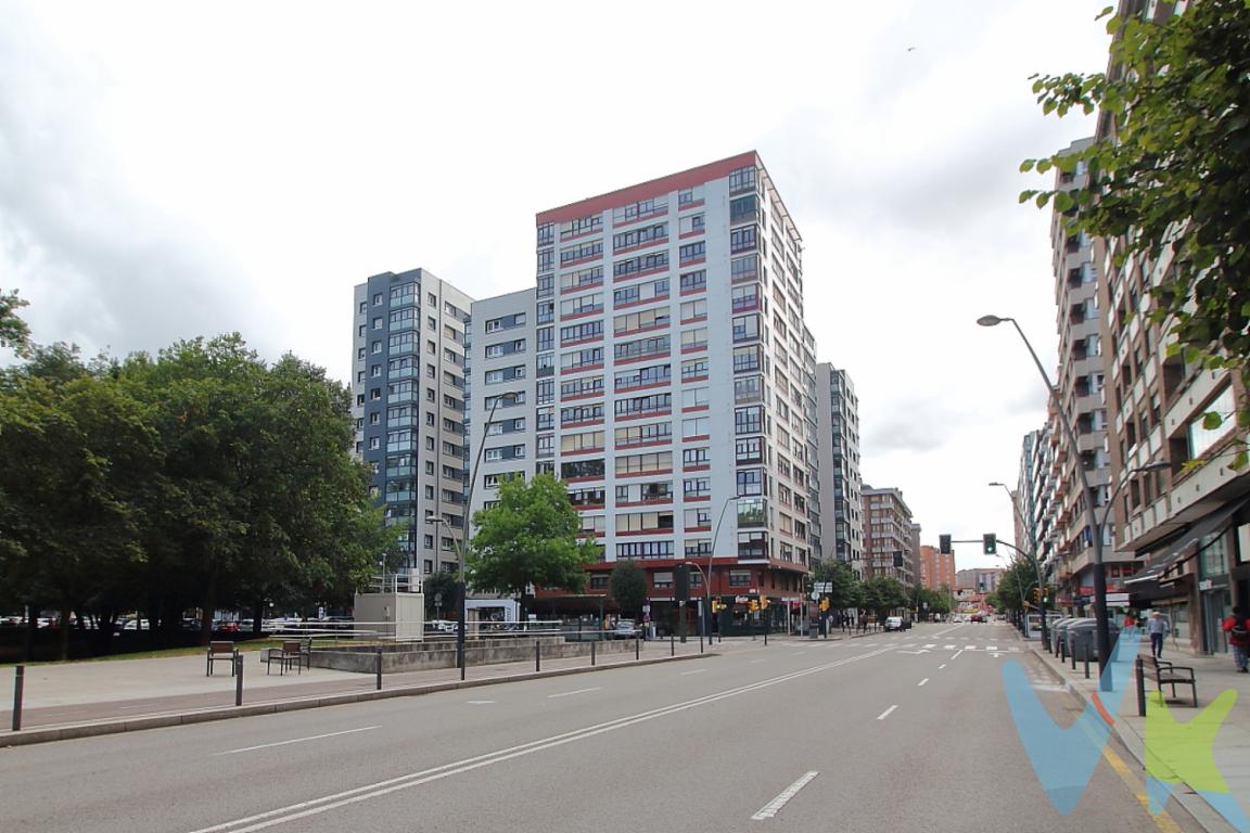 Piso exterior en El Bibio: Frente al Parque Isabel la Católica y a un paso de la Playa de San Lorenzo.Ubicado en la calle Torcuato Fernández Miranda, edificio Los Cisnes, en la cotizada zona de El Bibio, este inmueble destaca por su excelente altura y orientación exterior, garantizando luz natural en todas sus estancias.Detalles del inmueble:Planta 6ª exterior: Máxima luminosidad y tranquilidad.Superficie y distribución: 2 dormitorios, 1 baño completo, salón, cocina independiente y terraza cubierta.Ubicación estratégica: A pocos metros de la Playa de San Lorenzo y directamente frente al Parque Isabel la Católica.Una propiedad idónea tanto como residencia habitual en uno de los entornos más distinguidos y consolidados de Gijón, como para inversión de alta rentabilidad. Dispone de todos los servicios urbanos y transporte a pie de portal.Gastos e impuestos no incluidos en el precio. En segundas transmisiones, el comprador abona el ITP (porcentajes en Asturias: https://sede.tributasenasturias.es/sites/sede/default/es_ES/Que-quieres-hacer/Transmisiones-Patrimoniales-y-AJD), calculado sobre el mayor valor entre precio, tasación o valor de referencia catastral. Notaría y registro según aranceles variables; el comprador elige notario. El vendedor asume la plusvalía municipal; el resto de gastos (incluida hipoteca: tasación, costes bancarios, gestoría y formalización) son del comprador.Honorarios: intermediación a cargo del vendedor; mediación a cargo del comprador del 2% + IVA, mínimo 2.000  + IVA.El consumidor puede solicitar información y documentación adicional en la sede física o por correo electrónico de la Agencia (contacto en la web). La agencia actúa solo como intermediaria; toda compraventa queda sujeta a la aceptación expresa del vendedor y a la formalización del contrato. Anuncio meramente informativo: los datos corresponden a la fecha de publicación y pueden variar por actualizaciones legales, contractuales o fiscales.  