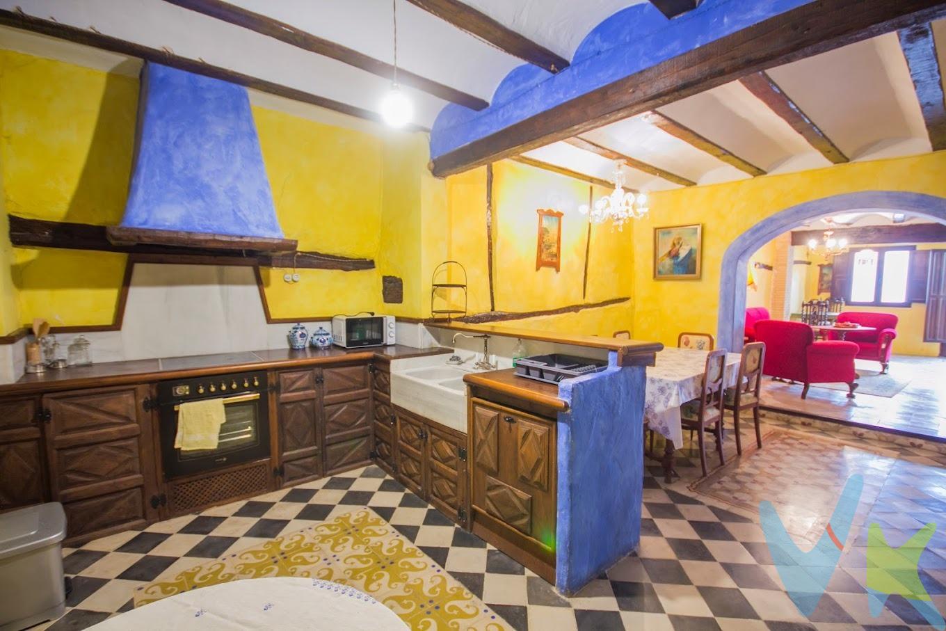 ¡Oportunidad única! Se vende una encantadora casa centenaria de estilo medieval ubicada en de pueblo en la calle Somera, una de las más emblemáticas del barrio de La Villa, casco histórico de Requena. El barrio conserva una mezcla mozárabe-medieval y en él se pueden ver la mezcla de culturas vividas.  Esta propiedad, totalmente reformada pero conservando su esencia original, se encuentra en una ubicación privilegiada, cerca de la iglesia más antigua de la ciudad y del antiguo Palacio del Cid, donde la leyenda dice que El Cid Campeador vivió, hoy en día Museo del Vino. Con una superficie de 283 metros cuadrados distribuidos en tres plantas, la casa ofrece un ambiente acogedor y espacioso. respetando la decoración de los siglos medievales Dispone de dos salones comedores con chimenea de leña, cuatro habitaciones dobles, Entre las joyas de la casa se encuentra la habitación principal con una cama del S.VX con doseles bordados y un baño con la bañera tallada en una sola pieza de mármol, cuatro baños completos, una gran cocina equipada y dos terrazas con vistas al pintoresco Barrio de La Villa. Además, cuenta con un espacio de relax con barra de bar, ideal para disfrutar de momentos agradables con familiares y amigos. Esta vivienda destaca por sus calidades de primera y detalles cuidadosamente seleccionados, creando un ambiente único y lleno de encanto. La casa cuenta con licencia en vigor de turismo rural, lo que la convierte en una excelente oportunidad para inversores. Con una facturación anual destacada, esta propiedad es perfecta para aquellos que buscan una inversión segura y rentable. No pierdas la oportunidad de adquirir esta joya inmobiliaria en el corazón de Requena. ¡Contáctanos para más información y descubre todo lo que esta casa puede ofrecer!. La descripción del presente inmueble e imágenes tienen mero carácter informativo y en ningún caso carácter contractual, pudiendo ser modificados por la inmobiliaria comercializadora sin que ello implique responsabilidad alguna frente a terceros. En el precio de venta a público, esta propiedad NO incluye los gastos de adquisición (Notario, registro, gestión, honorarios, etc…). . 