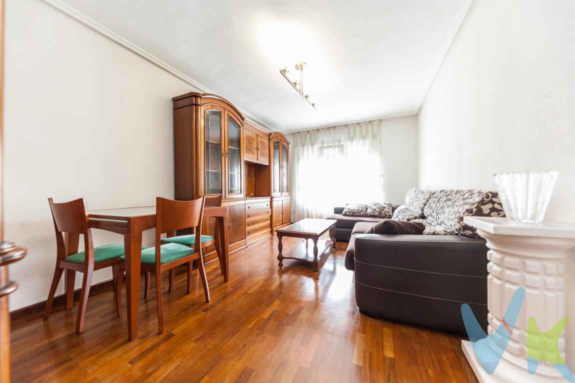 VENTA. Ponemos en venta piso ubicado en la misma Avenida de Schultz una zona muy demandada y muy  bien comunicada, con parada de autobus a todas las zonas de Gijon a escasos metros de la vivienda. La vivienda se encuentra en la quinta planta de un buen edificio que dispone de ascensor, debido a la altura la vivienda goza de una excelente luz en todas las estancias.El piso cuenta con 96 metros cuadrados construidos y 75,24  metros cuadrados útiles, bien distribuidos. Esta distribuido en 3 amplias habitaciones, gran salon con vistas a la Avenida de Schultz, cocina completamente equipada, util despensa y baño. Su distribución y tamaño son perfectemnte adecuados para un piso familiar y acogedor.La vivienda tiene para su comodidad servicio de gas natural para el agua caliente y la calefacción.No deje de visitarlo y comprobar que tiene todo lo que necesitas para tu nuevo hogar.En el precio del inmueble no estan incluidos las gastos de registro, notaria e impuesto de trasmisisones.  