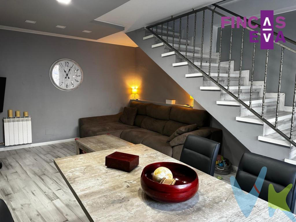 Te presentamos este encantador dúplex que destaca por su luminosidad, amplitud y una distribución muy cómoda, ideal tanto para parejas como para familias que buscan un hogar con personalidad y espacios bien aprovechados. En la primera planta encontramos un acogedor recibidor que da paso a una cocina amplia, muy funcional y con una práctica ventana que aporta luz natural durante todo el día. El salón-comedor, de generosas dimensiones, ofrece un ambiente perfecto para crear dos zonas diferenciadas: área de estar y comedor.En esta misma planta se ubica también una habitación y un baño completo, lo que aporta comodidad y versatilidad al espacio. Subiendo a la planta superior, nos recibe una habitación doble tipo suite, espaciosa y muy confortable, que incluye un baño completo equipado con jacuzzi, ideal para relajarse al final del día. Desde esta estancia se accede a una preciosa terraza privada, íntima y acogedora, perfecta para disfrutar del sol, leer, trabajar o compartir momentos al aire libre.Esta propiedad tiene también de plaza amplia de aparcamiento y trastero.Entre sus acabados, destacan las puertas de madera, las ventanas de aluminio, la calefacción de gas y los aires acondicionados con bomba de calor, que garantizan confort en cualquier época del año. Un hogar especial, con encanto y listo para entrar a vivir. ¿Buscas un hogar especial, con encanto y listo para entrar a vivir? Este magnífico dúplex te ofrece amplitud, luz natural y espacios muy cuidados, en una distribución práctica y cómoda. Primera planta:      Recibidor      Cocina amplia con ventana      Salón-comedor espacioso      1 habitación      1 baño completo Planta superior:      Habitación doble tipo suite      Baño completo con jacuzzi      Preciosa terraza íntima, ideal para disfrutar al aire libre Acabados y equipamiento:      Puertas de madera      Ventanas de aluminio      Calefacción de gas      Aire acondicionado con bomba de calor Plaza de aparcamiento amplia y trastero. Un piso perfecto para quienes buscan confort, privacidad y una vivienda con personalidad. ¡Ven a visitarlo y enamórate de tu próximo hogar!