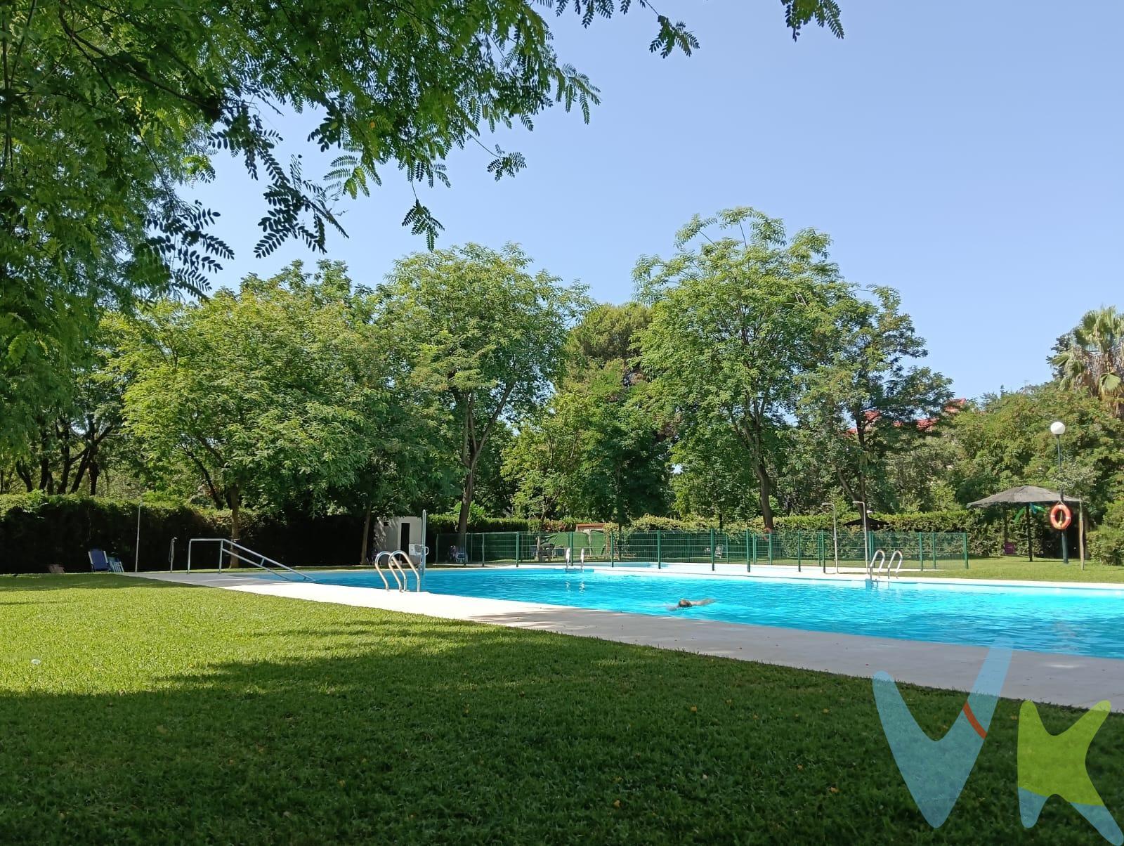Este fantástico piso te ofrece todas las comodidades que puedas necesitar, de amplias estancias, acogedor y muy luminoso, dentro de un magnífico residencial con unas espectaculares zonas comunes con PISCINA COMUNITARIA DE AGUA SALADA, ZONA DEPORTIVA y ZONA INFANTIL, además cuenta con PLAZA DE GARAJE y un gran TRASTERO. Tiene 111.67m2 construidos muy bien distribuidos, el hall de entrada nos da paso a su confortable salón independiente con salida a una bonita terraza con vistas a las zonas comunes. Amplia cocina independiente completamente amueblada y equipada con electrodomésticos. Tres estupendos dormitorios, antes cuatro, dos de ellos con armario armario empotrado revestidos. Originariamente contaba con 2 baños completos, tras su reforma, cuenta con un baño completo con placa de ducha y un cómodo aseo, pudiendo hacer de nuevo dos baños completos fácilmente si lo necesitas. Estupendas calidades, solería de terrazo y porcelánica, ventanas de aluminio, puertas de madera maciza, armarios empotrados, cuatro splits de aire acondicionado frío calor y toldos. Orientación Sureste. El portal está adaptado para personas con movilidad reducida, al igual que la piscina, que cuenta con elevador. La urbanización cuenta con parking en superficie no asignado por vivienda. La zona de arboleda se riega con agua no potable. Vivienda de renta Libre. Situada en bloque con ascensor. Ponte en contacto con nosotros y encantados te acompañamos a visitarlo!!. Informamos a nuestros clientes que el precio de venta no incluye lo siguiente: Honorarios de la agencia inmobiliaria, Impuestos (I.T.P., I.V.A. o A.J.D., en su caso) ni otros gastos de la compraventa (gastos de Registro de la Propiedad, Notaría, Gestoría ni de posible Financiación). Documento F.I.S. a disposición del consumidor según Decreto 218/2005 Junta de Andalucía.