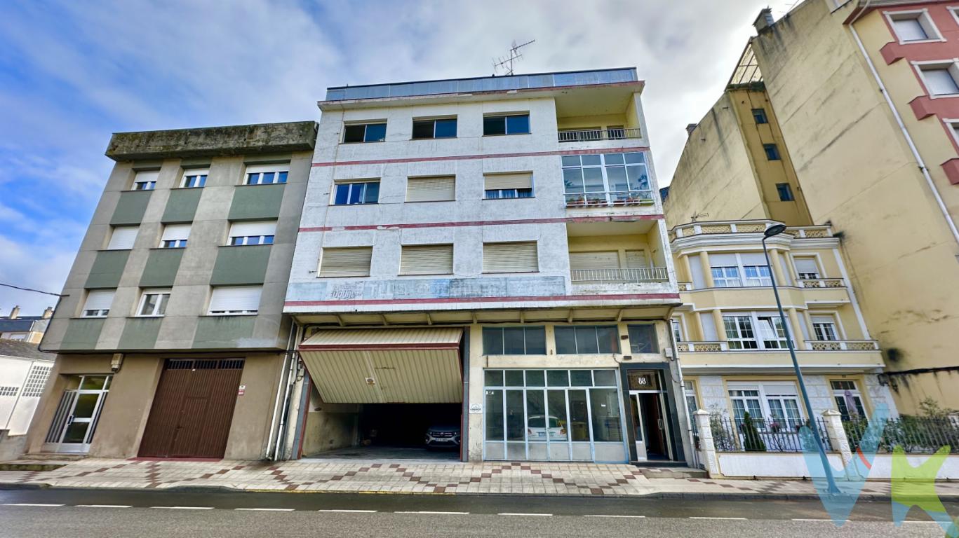 Vivienda situada en tercera planta, sin ascensor, pero con elevador para personas con movilidad reducida. 120 m² útiles, con muchísimas posibilidades, ideal para reformar a tu gusto, aunque se puede entrar a vivir. Distribuida en tres dormitorios, salón con terraza, amplia cocina, baño con ventana y despensa. Calefacción de Gas Natural. Orientación oeste, muy luminoso durante todo el día. Ubicación tranquila, a solo media hora de Ribadeo y sus playas. Un piso amplio y luminoso, perfecto como vivienda habitual o segunda residencia cerca de la costa. Gran oportunidad por precio y metros, con enorme potencial de revalorización.📌 Precio de venta: No incluye Impuesto de Transmisiones Patrimoniales, honorarios del comprador, gastos de notaría y registro.