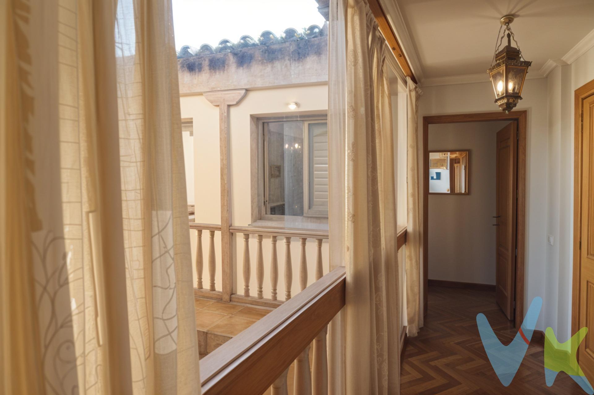 Exclusividad, historia y lujo en una sola propiedad. Descubre una joya arquitectónica en el Casco Histórico de Toledo: un ático único, bañado por la luz natural y envuelto en el encanto de siglos de historia. Situado en una de las zonas más privilegiadas y tranquilas de la ciudad, a escasos pasos de la Catedral Primada, el Ayuntamiento y todos los servicios esenciales: ocio, supermercados, colegios y más. Desde su espectacular salón acristalado de más de 30 m², disfruta de vistas panorámicas al Valle de Toledo, un escenario que transforma cada día en una experiencia visual inolvidable. La propiedad cuenta con orientación sur, este y oeste, lo que maximiza la entrada de luz y mejora la eficiencia energética. Con casi 200 m², este ático se distribuye en:. •	Salón principal con luz natural envolvente. •	Cocina independiente con office. •	4 amplios dormitorios. •	2 baños completos de diseño funcional. La arquitectura del edificio permite combinar vistas exteriores con la paz de sus patios interiores. Los suelos y ventanas en maderas nobles aportan calidez y distinción a cada rincón. La vivienda se venderá con dos plazas de garaje, ubicadas en el mismo edificio y en uno de los mejores parkings del casco histórico. Acceso directo por ascensor, amplios espacios de maniobra y máxima comodidad. El valor de las plazas es de 71.000€ (venta inseparable del inmueble). Precio Total Vivienda + 2 Plazas de Garaje: 440.000€. Edificio con ascensor, puertas automáticas y acceso adaptado para personas con movilidad reducida. Este ático no es solo una vivienda: es una experiencia de vida exclusiva en el corazón de una ciudad legendaria. Ideal para quienes buscan combinar historia, estilo contemporáneo y calidad de vida. 