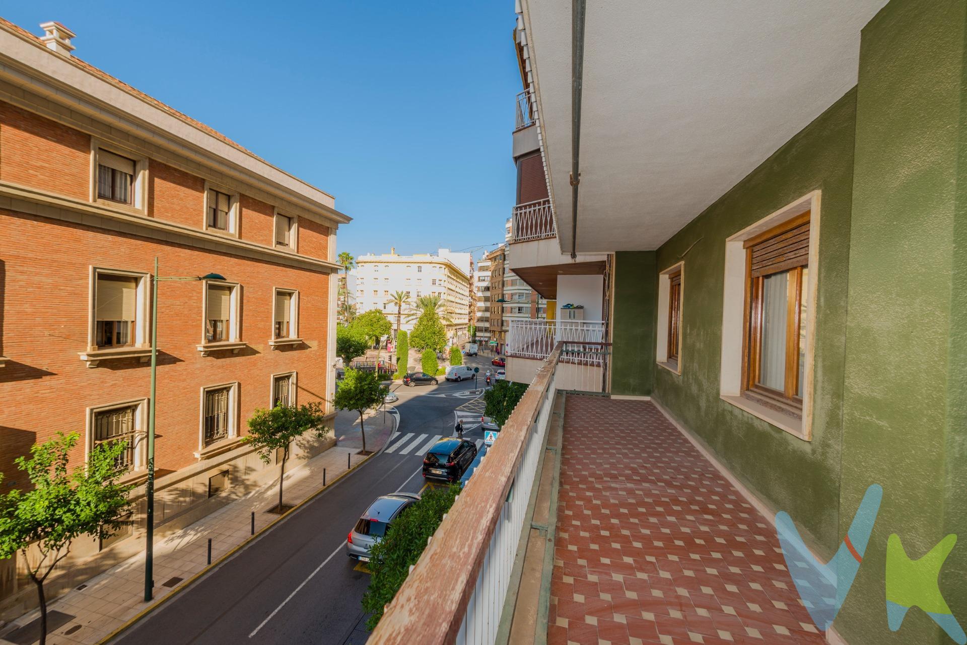 Descubre una joya inmobiliaria con alma: este amplio piso de 176 m² construidos combina una ubicación privilegiada, unas vistas despejadas y el encanto de una vivienda con personalidad propia. 🏛 Un clásico con carácter:. Ubicado en la 2ª planta de una finca señorial con ascensor, este piso conserva la solidez y amplitud de las construcciones de los años 70, ofreciendo un lienzo perfecto para diseñar el hogar de tus sueños. 🌿 Espacios que respiran:. 	•	4 dormitorios generosos. 	•	3 baños completos . 	•	Salón comedor luminoso con salida directa a una terraza orientada a la plaza. 	•	Cocina independiente con galería. 	•	Armarios empotrados. 	•	Posibilidad de plaza de garaje . ☀️ Luz, amplitud y vistas:. Una vivienda de las que ya no se hacen:  estancias amplias, circulación fluida y una terraza con vistas despejadas a una de las plazas más emblemáticas de Castellón. 🔐 Comodidad y seguridad:. Acceso con puerta blindada, buena distribución y múltiples opciones para una reforma personalizada. 💰 Precio: 250.000 €. Con posibilidad de adquirir garaje adicional. ⸻. 🔎 ¿Buscas amplitud, ubicación y una base sólida para crear un hogar a tu medida? Esta es tu oportunidad. Por mandato expreso del propietario comercializamos este inmueble mediante contrato de multi-exclusiva, por el cual numerosas agencias colaboradoras, nacionales e internacionales, ofrecen esta vivienda a sus potenciales compradores, todo ello garantizando un servicio de calidad, un trato fácil, sencillo y sin interferencias de terceros, ya que la gestión es a través de nuestra agencia. *Impuestos, gastos de compraventa tales como honorarios agencia y financiación no incluidos